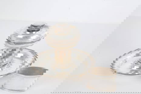 Napkin ring and silver lamp: Napkin ring and oil lamp in 800 silver, approximately 365 g in total. Hallmarks on the side and bottom respectively. 20th century. 3.5x5.8 cm approx. Portatovagliolo e lume ad olio in argento 800, gr.