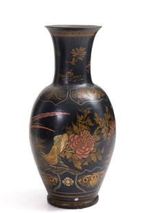 Chinoiserie terracotta vase: Terracotta vase painted with chinoiserie motifs. Piedmont. 19th century. Defect on the rim. Height approx. 75 cm. Vaso in terracotta dipinta con motivi chinoiserie. Piemonte. XIX secolo. Difetto sulla