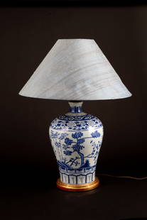 Lamp mounted vase: Lamp mounted vase in blue and white porcelain. Gilded wooden base. China. Height approx. 70 cm (with lampshade) Vaso montato a lampada in porcellana bianca e blu. Base in legno dorato. Cina. Alt. 70 c