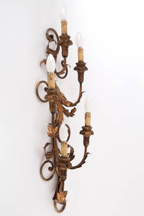 Five-light wall lamp: Five-light wall lamp in metal, sheet metal, and gilded wood. 20th century. Signs of wear and tear over time. 80x30x11 cm approx. Applique cinque luci in metallo, lamierino e legno dorato. XX secolo. S