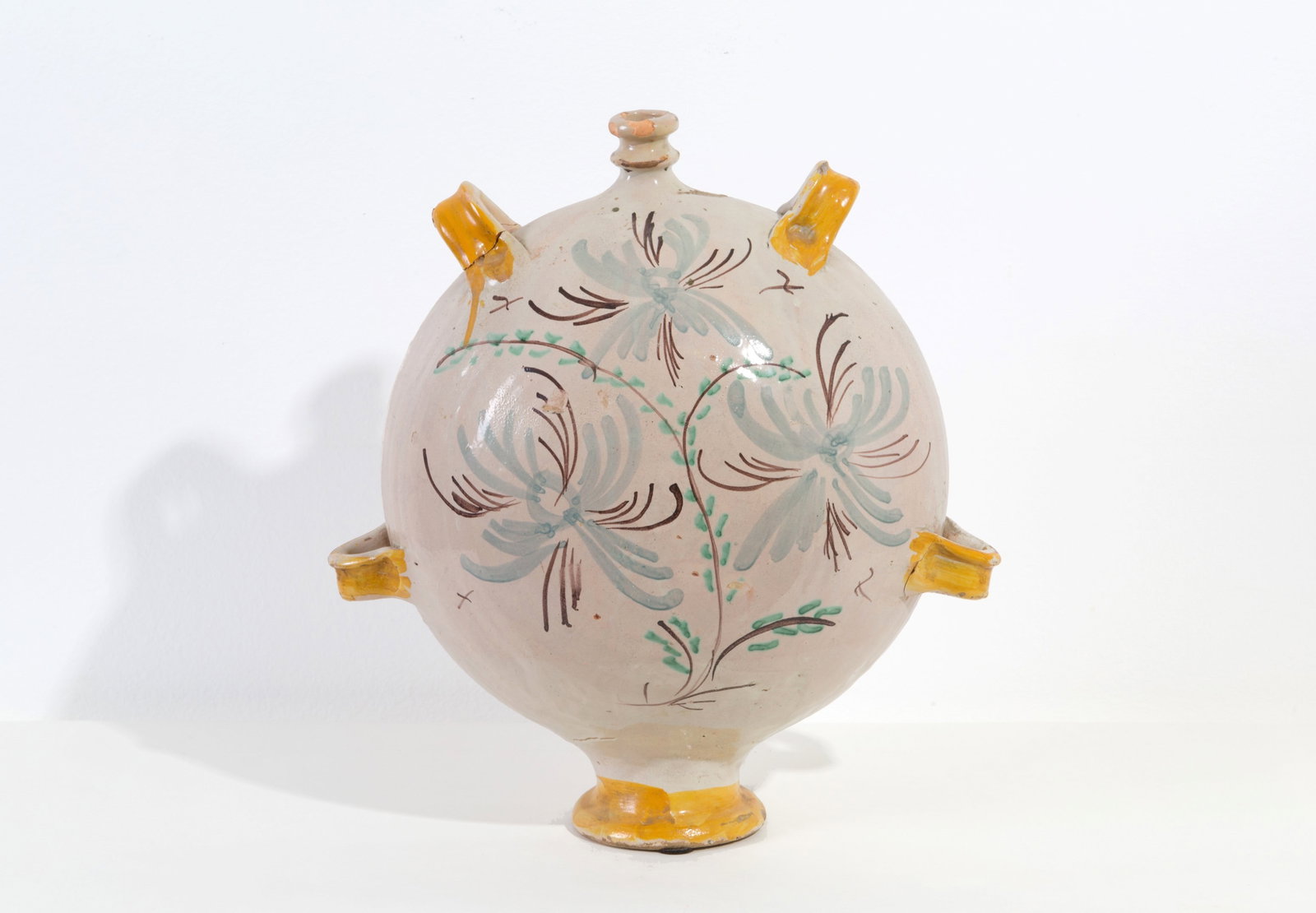 Ceramic flask: Glazed and polychrome ceramic flask. Southern Italy. 18th century. Defects and cracks. 37x32x20 cm approx. Fiasca in ceramica smaltata e policroma. Italia meridionale. XVIII secolo. Difetti e rotture.