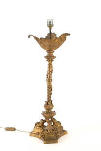 Table lamp with tritons: Gilded bronze table lamp, finely chiseled with tritons and foliage. 19th century. Minor defects. 65x49 cm approx. Lampada da tavolo in bronzo dorato e finemente cesellato con tritoni e ramage. XIX sec