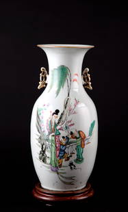 Vase with genre scenes: White porcelain vase with genre scenes and writing. Wooden base. China. Late 19th century. 44x25 cm approx. Vaso in porcellana bianca con scene di genere e scritte. Base in legno. Cina. Fine XIX secol
