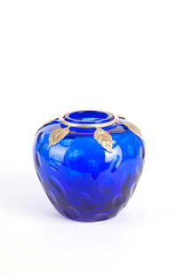 MARIO CIONI. Blue glass vase: MARIO CIONI. Cobalt blue glass vase with grooves and 800 silver leaf decorations. Signed on the base. 16x18 cm approx. MARIO CIONI. Vaso in vetro blu cobalto con unghiature e decori a foglie in argent