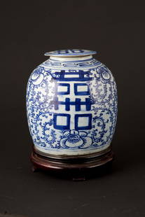 White and blue rice jar: Blue and white porcelain rice bowl. Wooden base. China. Late 19th century. Defects. 24x22 cm approx. Vaso porta riso in porcellana bianca e blu. Base in legno. Cina. Fine XIX secolo. Difetti. 24x22 cm