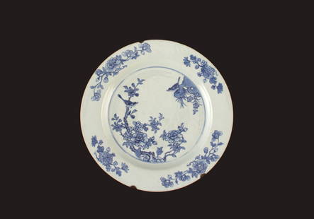 Porcelain plate: Blue and white porcelain plate. China. Minor defects. Diam. 35 cm approx. Piatto in porcellana bianca e blu. Cina. Lievi difetti. Diam. 35 cm ca.