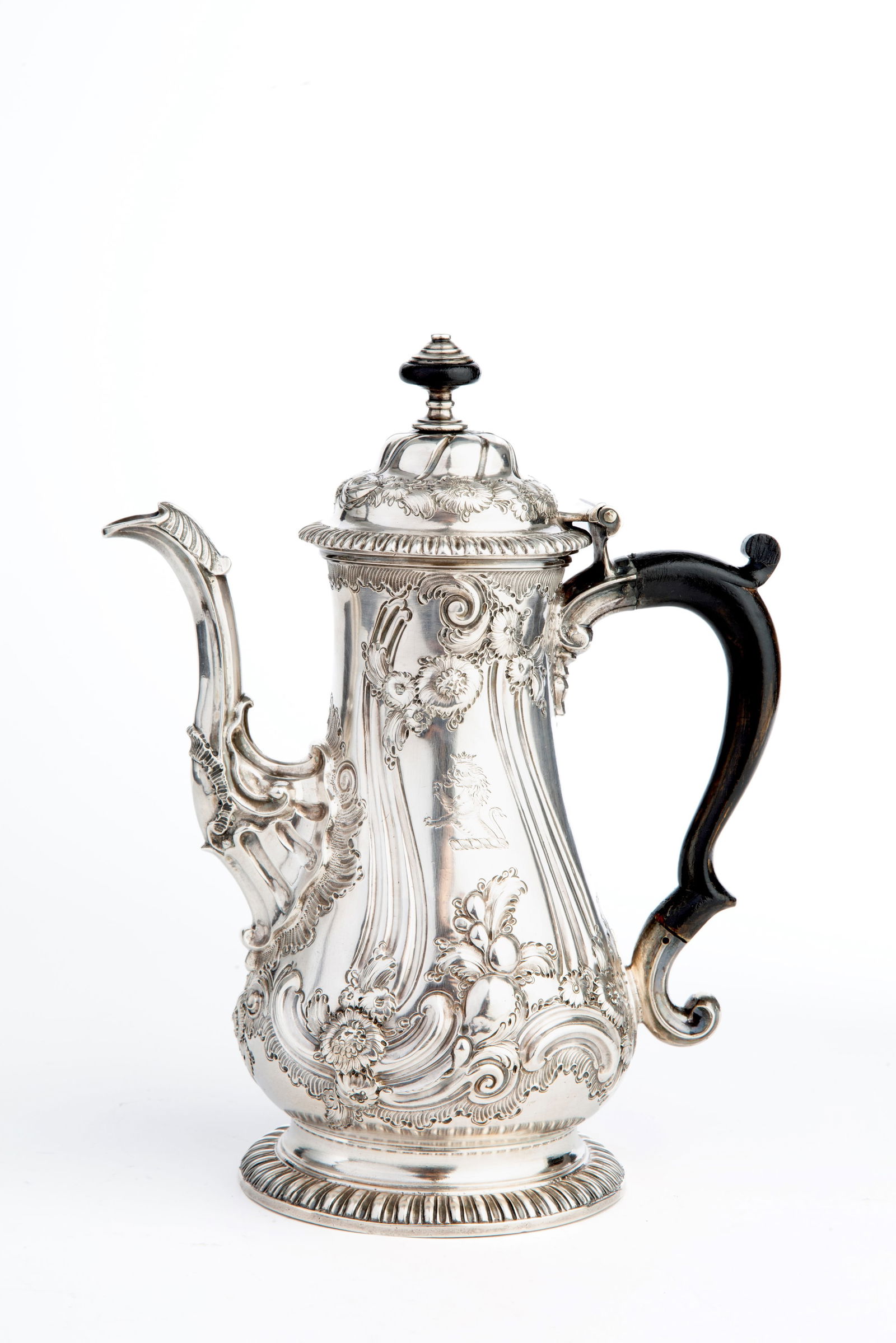 Silver coffee maker: Silver coffee pot with wooden handle, approx. 980 g. Hallmarks on the side and bottom. London. George II period. Height approx. 25.5 cm. Caffettiera in argento con manico in legno, gr. 980 ca. Punzoni