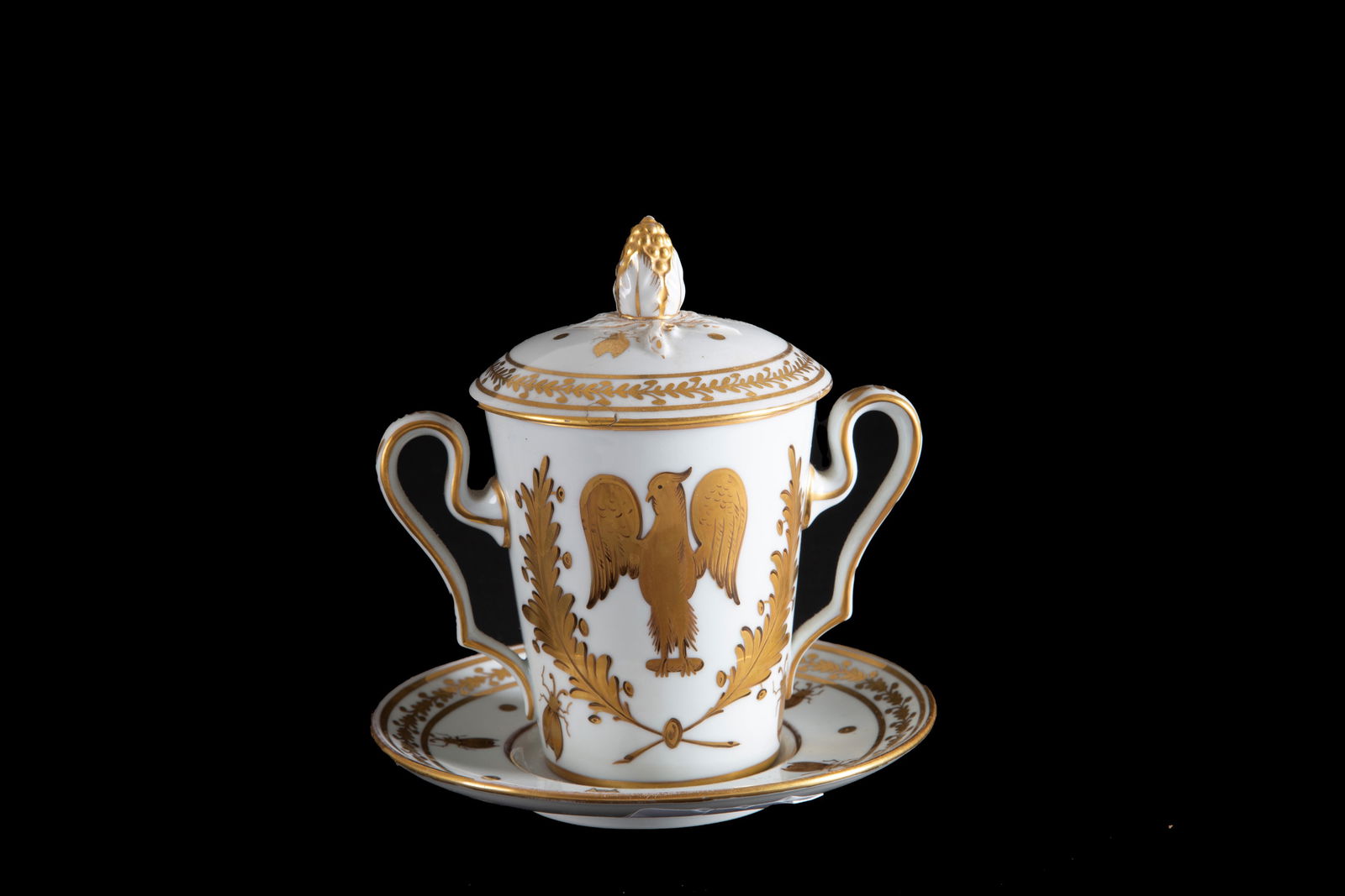 Maternity cup. CAPODIMONTE: Maternity cup and saucer in white and gold porcelain. CAPODIMONTE manufacture. Marked on the bottom. Late 19th century. Defect on the lid. Height approx. 16 cm overall Tazza da puerpera con piattino i