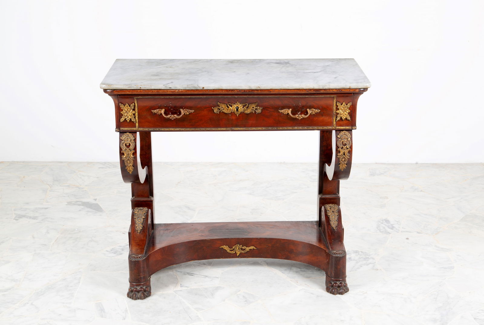 Small console table with marble top: Small mahogany console table with gilded bronze applications and a white marble top. Charles X period. Minor defects. 76x85x43.5 cm approx. Piccola consolle in mogano con applicazioni in bronzo dorato