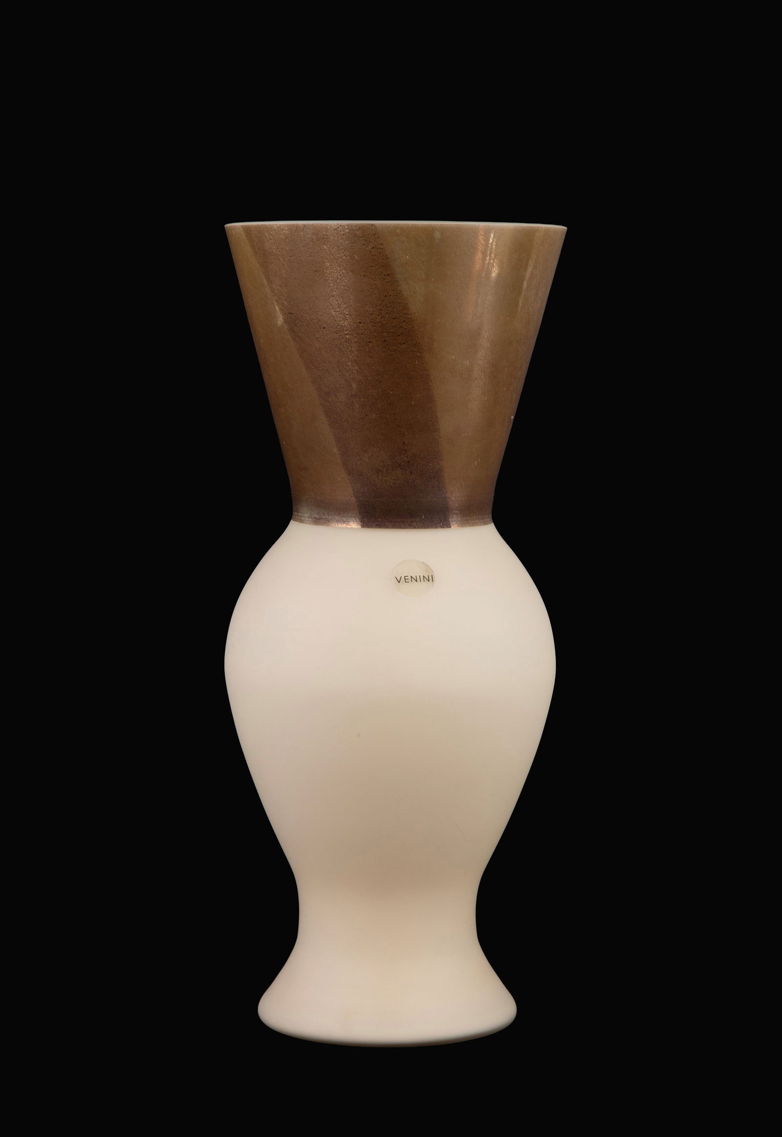 RODOLFO DORDONI (attr.). Principe model vase for VENINI: RODOLFO DORDONI (attr.)(Milano 1954 - 2023). Principe-style vase in milky and gold-plated Murano glass. Made by VENINI. With label on the side. 30x12 cm approx. RODOLFO DORDONI (attr.)(Milano 1954 - 2