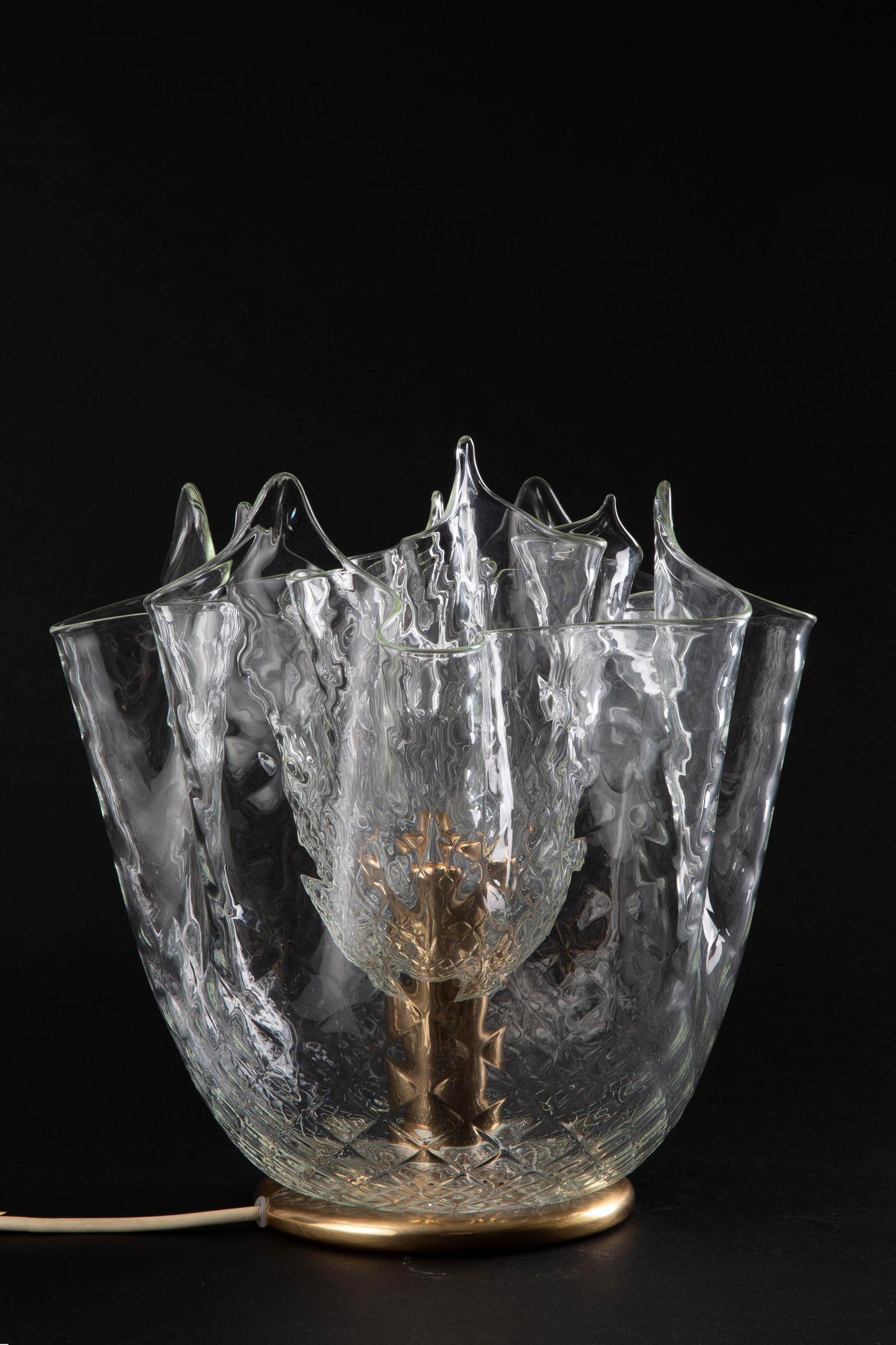 Handkerchief-shaped table lamp. LA MURRINA: Handkerchief-shaped Murano glass table lamp with a brass base. Produced by LA MURRINA. With manufacturer's mark. 1960s. 32x32 cm approx. Lampada da tavolo a fazzoletto in vetro di Murano con base in o