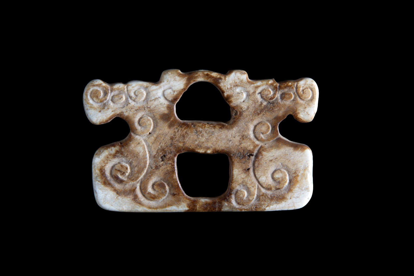 Openwork jade pendant: Jade pendant, pierced and engraved with dragons on the sides. China. 3x4.5 cm approx. Pendente in giada traforata e incisa con draghi laterali. Cina. 3x4,5 cm ca.