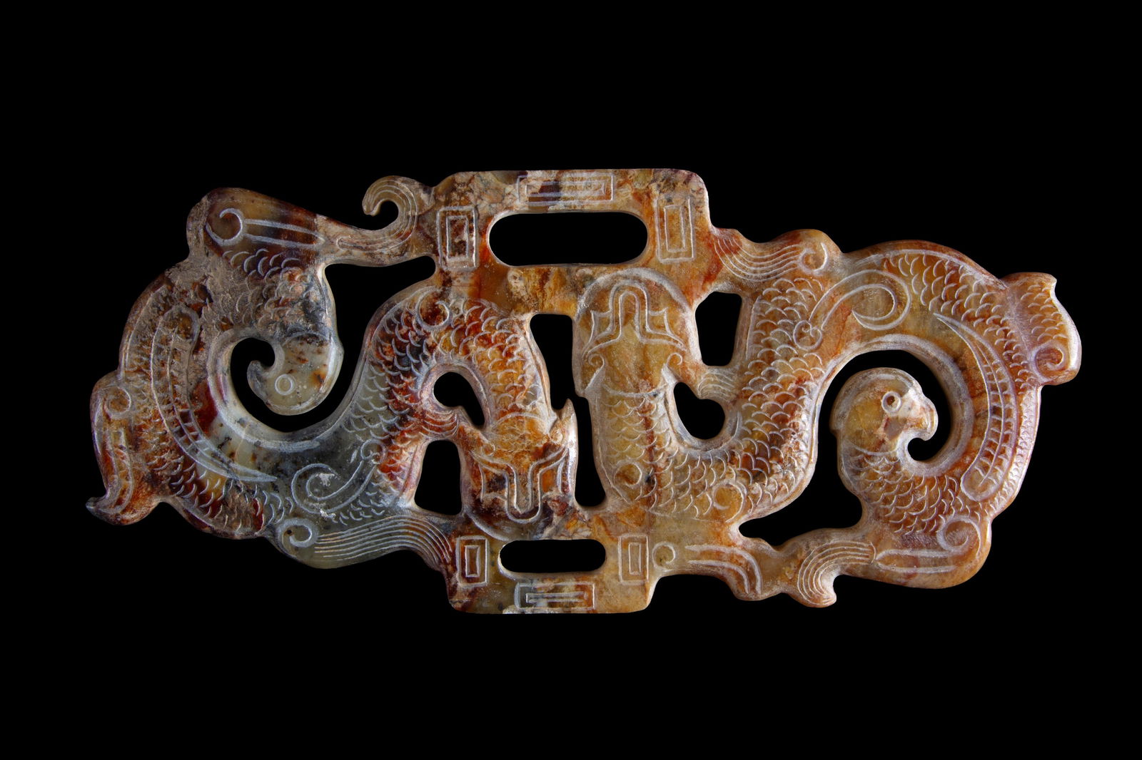 Jade pendant with dragons and phoenixes: Jade pendant carved with dragons and phoenixes. China. 9x19 cm approx. Pendente in giada traforata e intagliata con draghi e fenici. Cina. 9x19 cm ca.