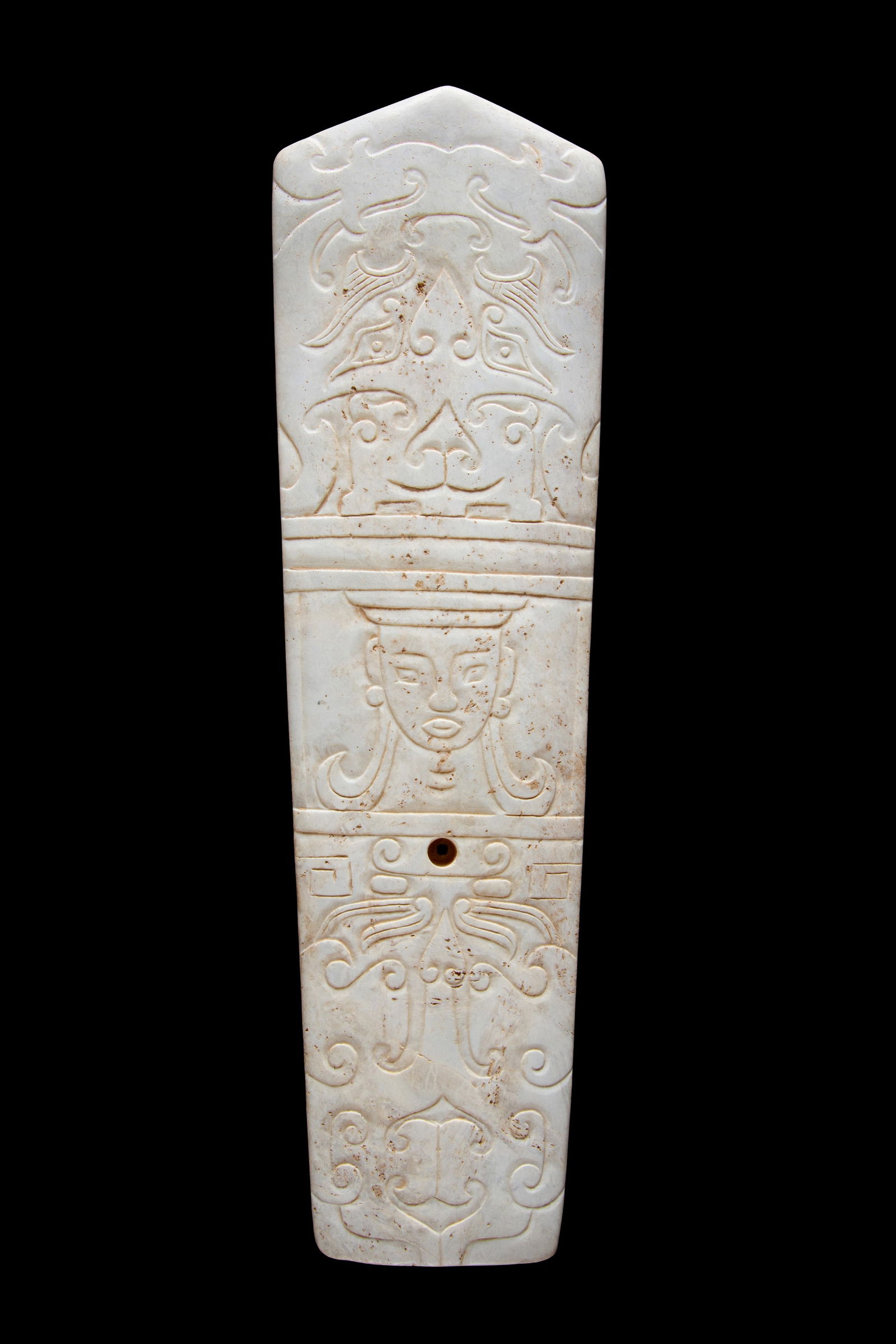 Archaic White Jade Ceremonial Blade: Archaic ceremonial blade in carved white jade. China. Length approx. 24.5 cm. Lama cerimoniale arcaica in giada bianca intagliata. Cina. Lung. 24,5 cm ca.