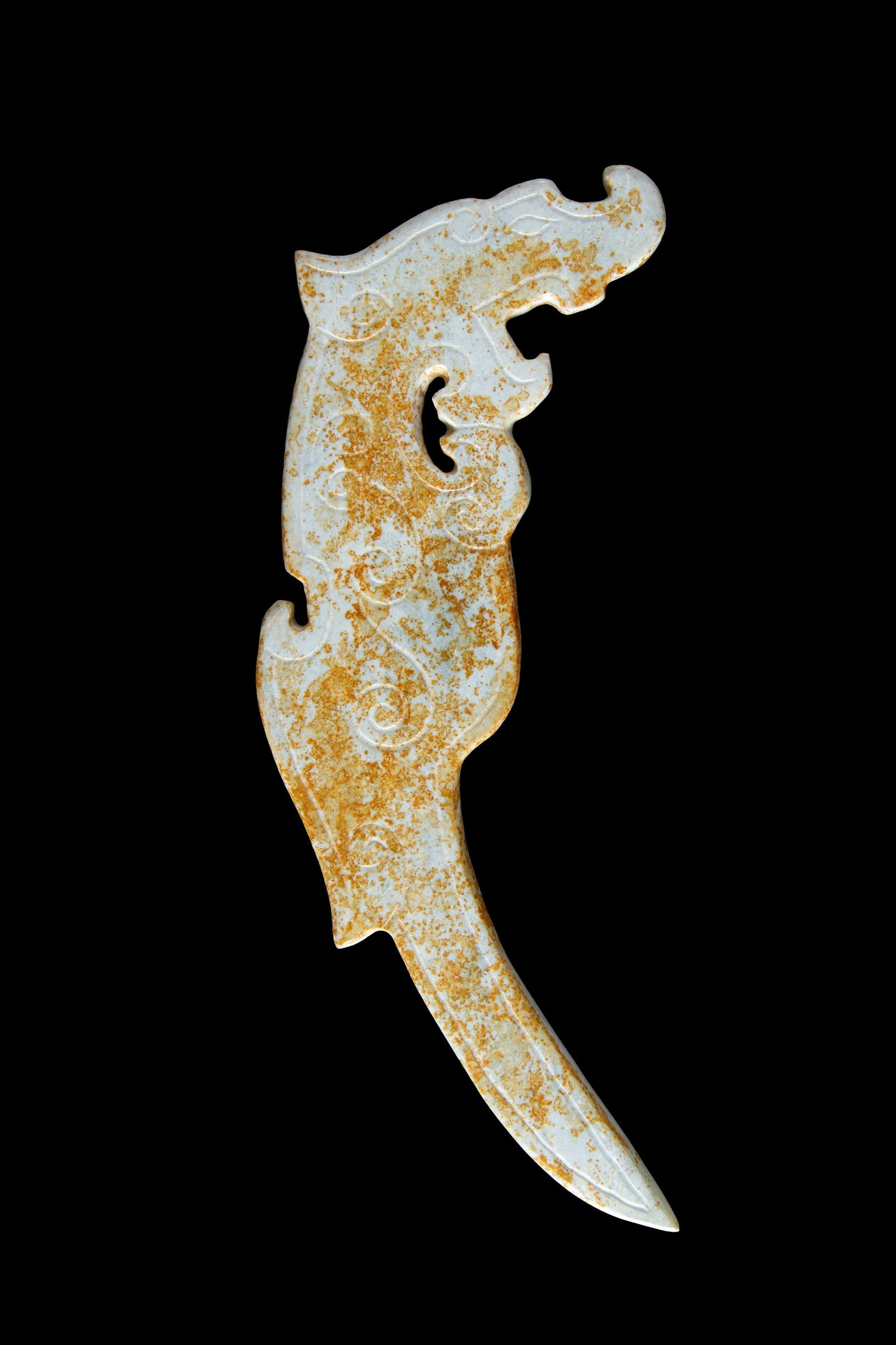 Jade dragon pendant: Jade plaque engraved with a dragon. China. Height approx. 17 cm. Placchetta in giada traforata e incisa a forma di drago. Cina. Alt. 17 cm ca.