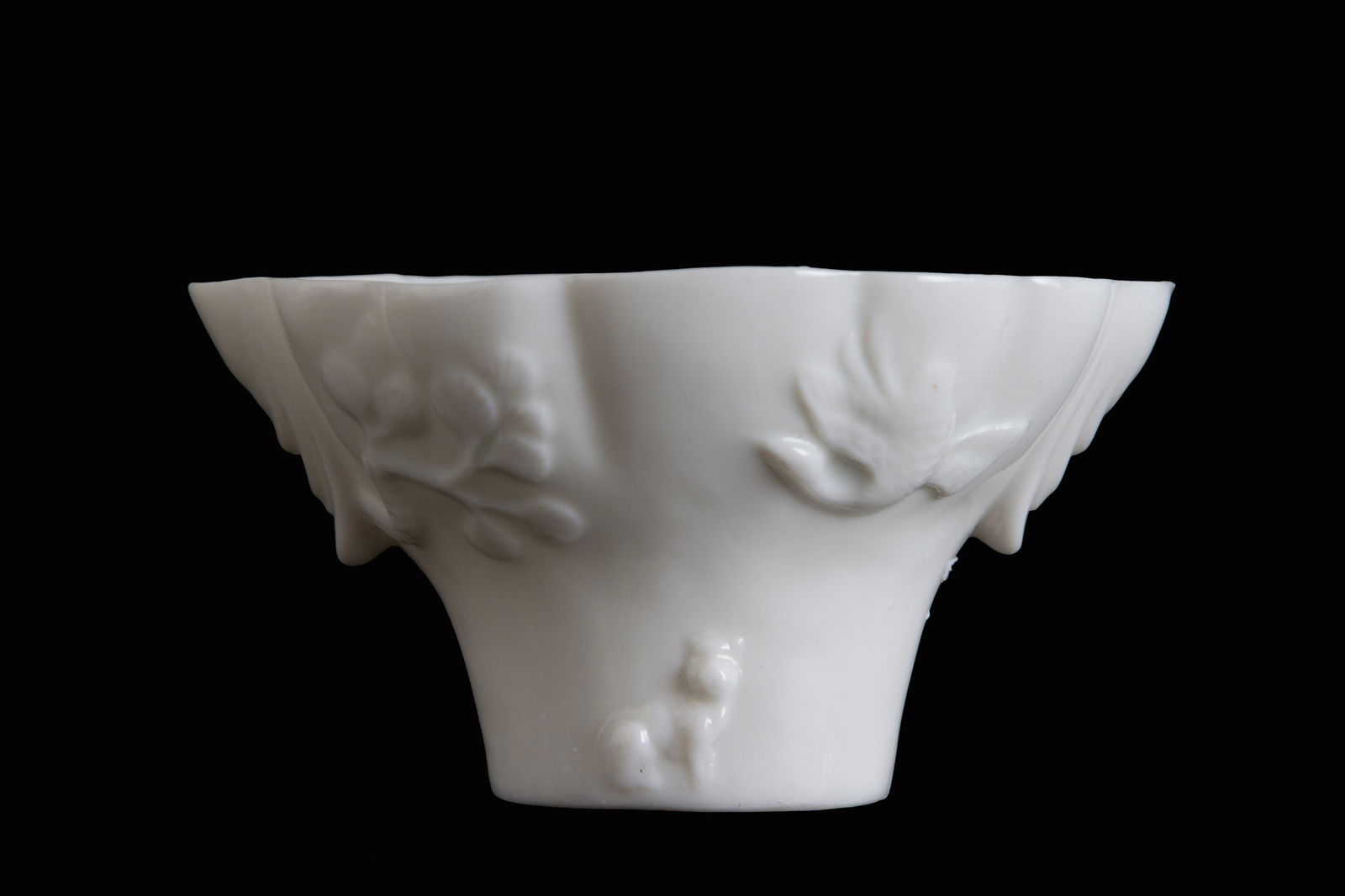 White porcelain bowl: White porcelain bowl. China. Kangxi period. 6x11x9.5 cm approx. Ciotola in porcellana bianca. Cina. Periodo Kangxi. 6x11x9,5 cm ca.