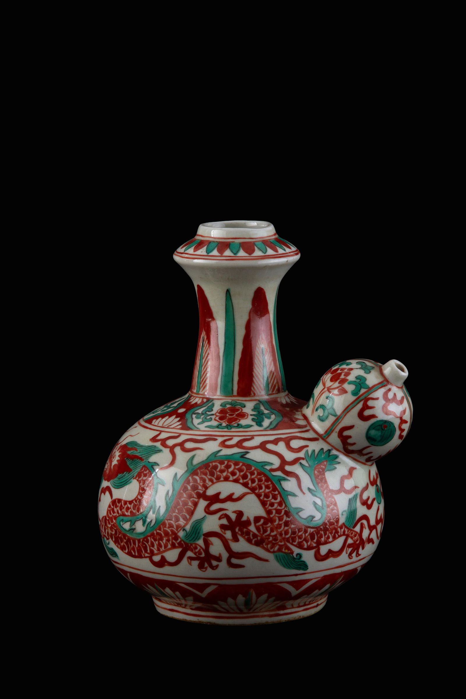 Kendi vase: A glazed porcelain kendi vase with floral and dragon motifs. China. 21x18 cm approx. Vaso kendi in porcellana smaltata a motivi floreali e draghi. Cina.? 21x18 cm ca.