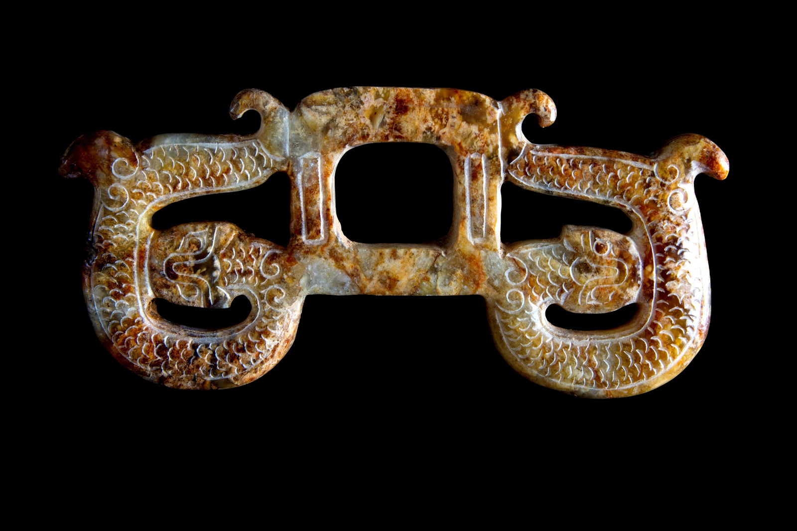 Perforated jade plaque: Carved and pierced jade plaque. China. 5x11.5 cm approx. Placchetta in giada traforata e intagliata. Cina. 5x11,5 cm ca.