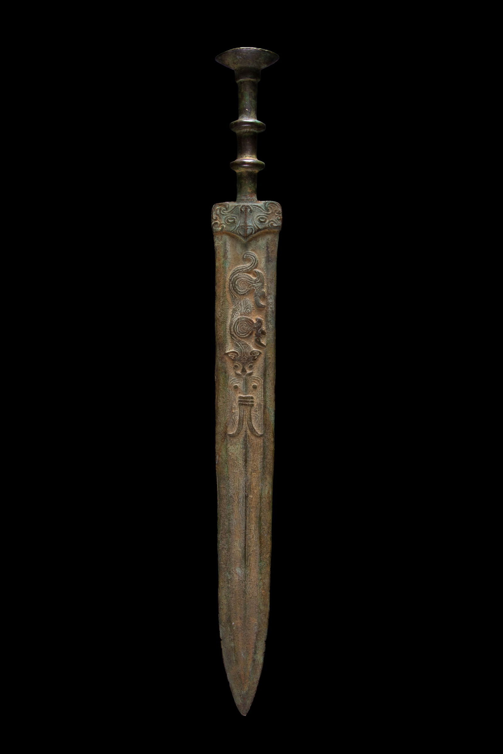 Chiseled bronze short sword: A chiseled bronze short sword with tigers in relief near the hilt. China. Length approx. 45 cm. Spada corta in bronzo cesellato con tigri a rilievo vicino all'impugnatura. Cina. Lung. 45 cm ca.