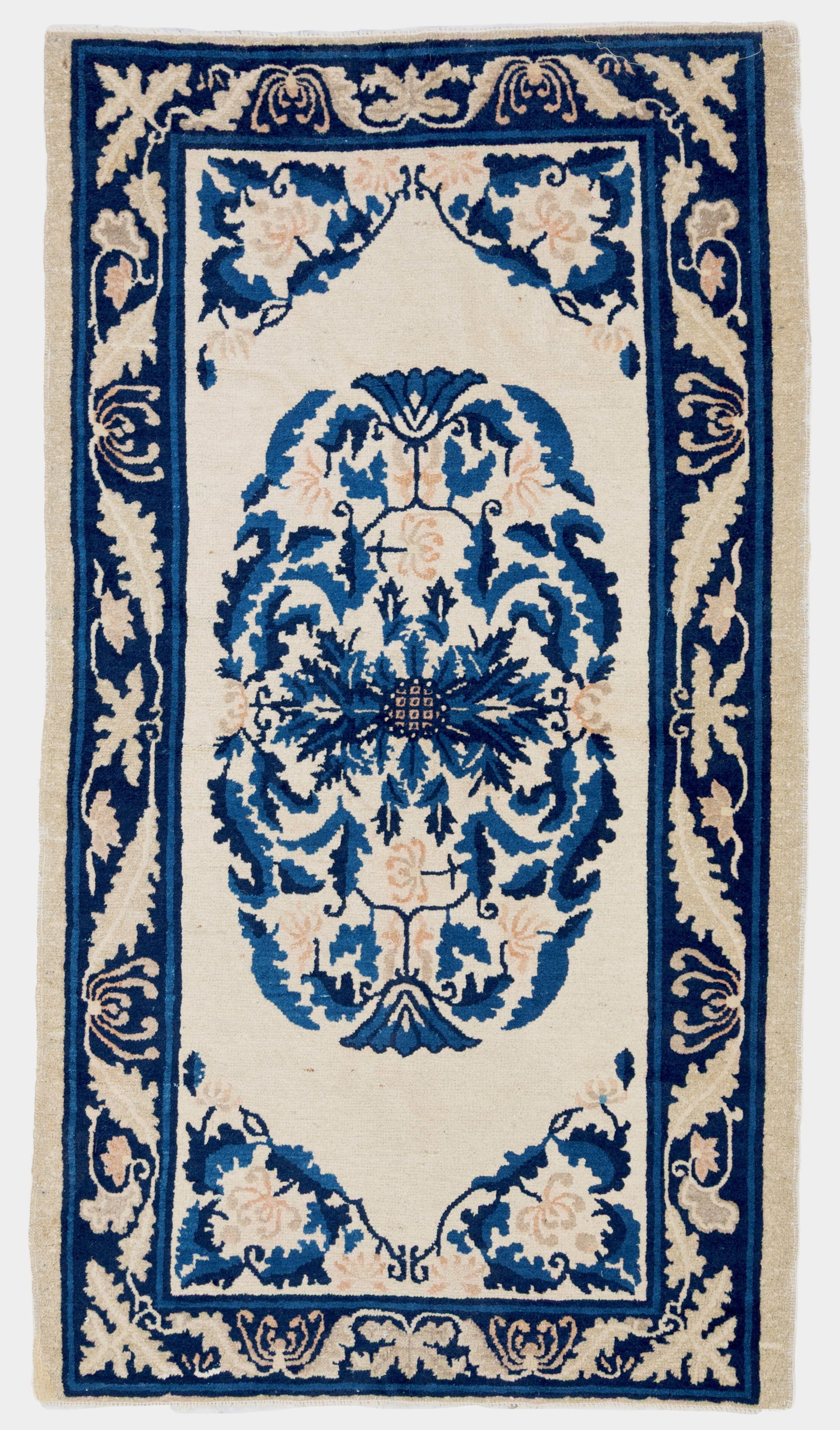 Peking carpet. China: Peking carpet. China. Around 1900. Excellent condition, no restorations or damaged areas, pile field. 143x80 cm approx. Tappeto Pekino. Cina. Circa 1900. Eccellente stato di conservazione, senza