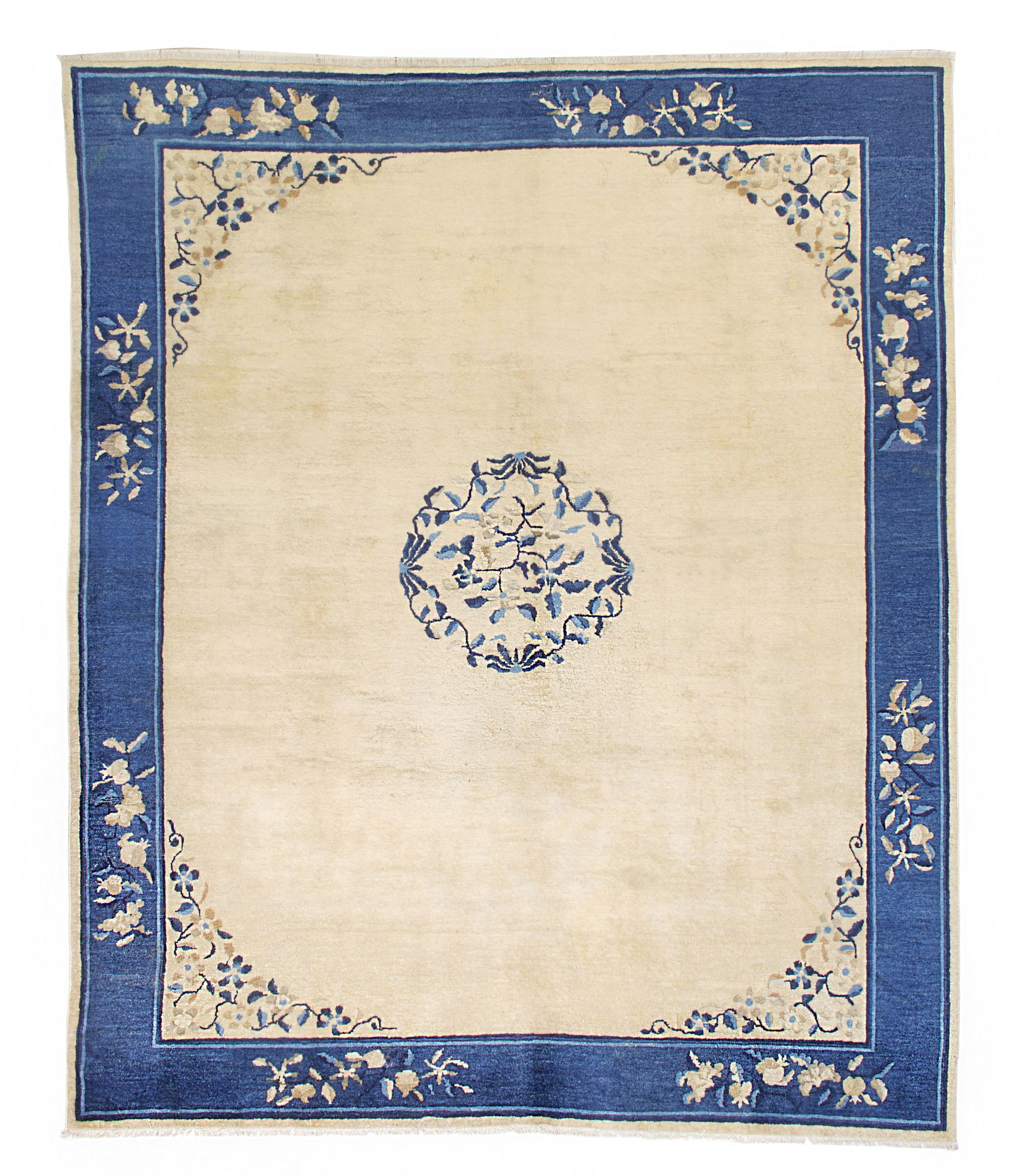 Peking carpet. China: Peking carpet. China. Around 1900. Good condition. 275x230 cm approx. Tappeto Pekino. Cina. Circa 1900. Buono stato di conservazione. 275x230 cm ca.