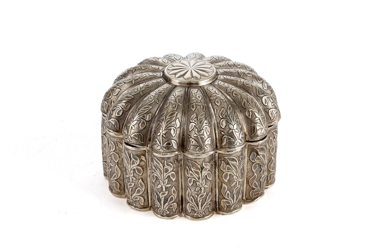 Antique Mughal Silver: Antique chiseled silver Mughal, approx. 296 g. India. 7x11 cm approx. Antico Mughal in argento cesellato, gr. 296 ca. India. 7x11 cm ca.