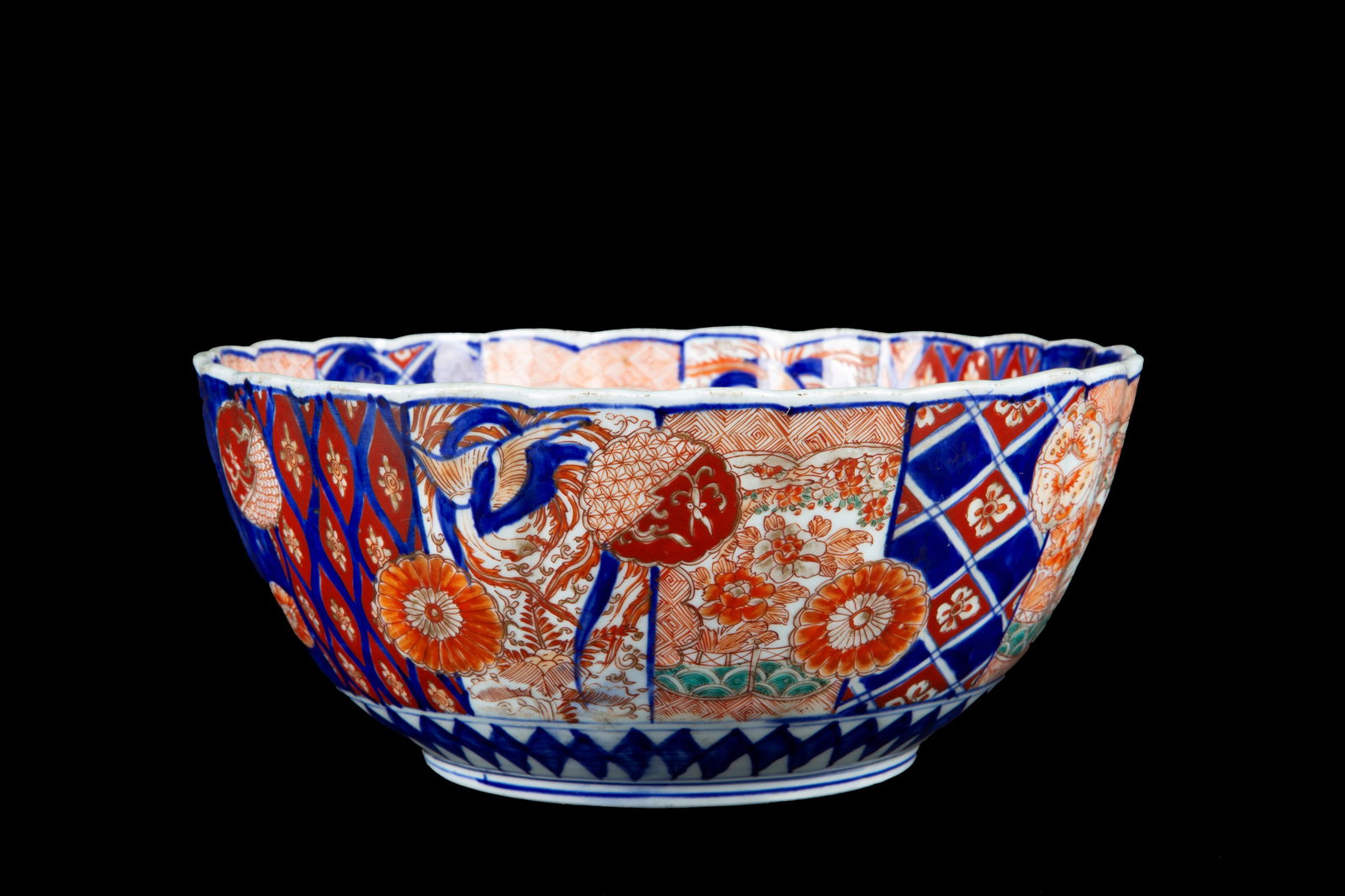Imari bowl: Imari porcelain bowl. Japan. 11x25.5 cm approx. Ciotola in porcellana Imari. Giappone. 11x25,5 cm ca.