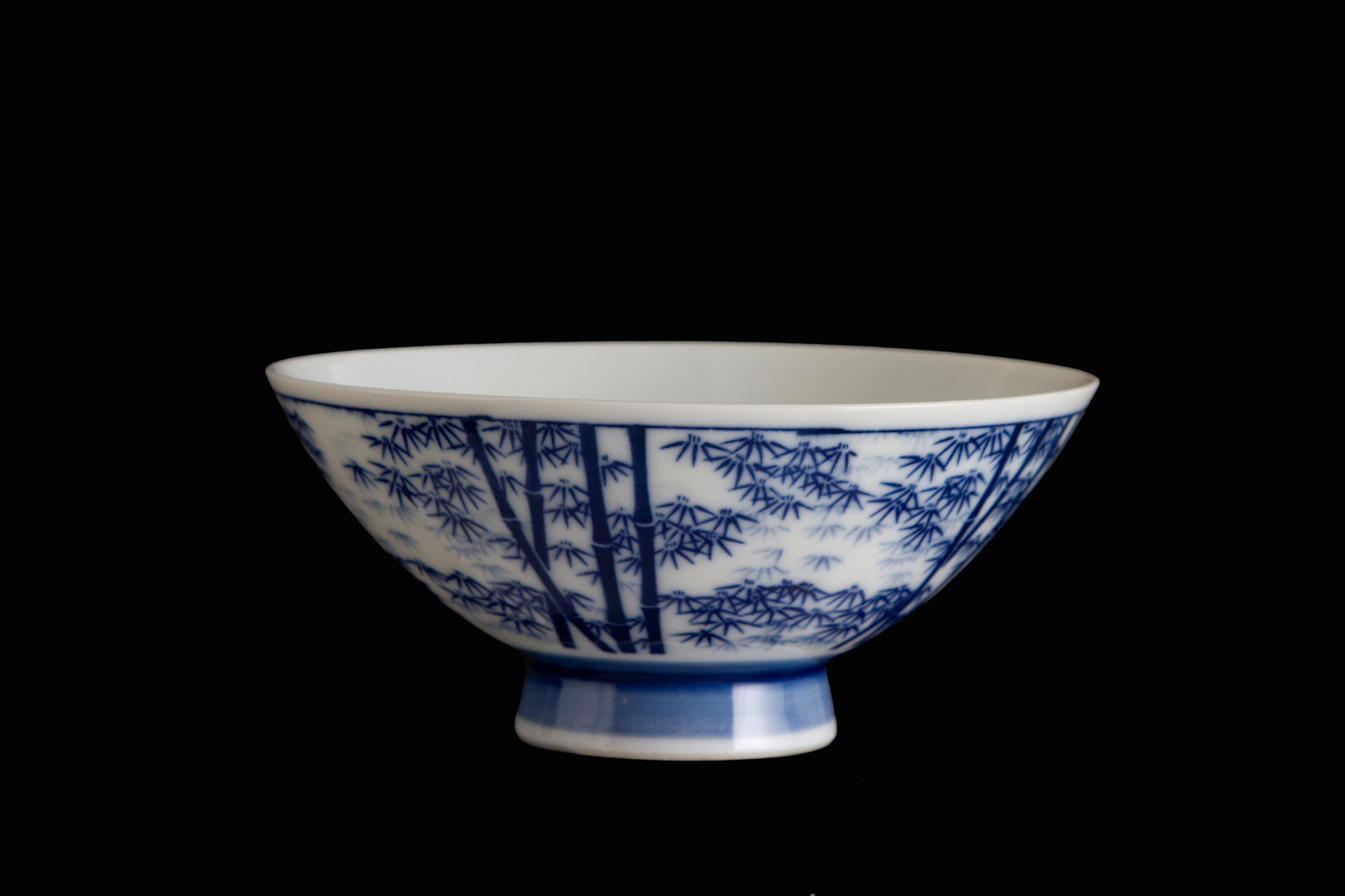 Blue and white porcelain bowl: Blue and white porcelain bowl with bamboo motif. Japan. 5.5x12 cm approx. Ciotola in porcellana bianca e blu a motivi di bamboo. Giappone.? 5,5x12 cm ca.