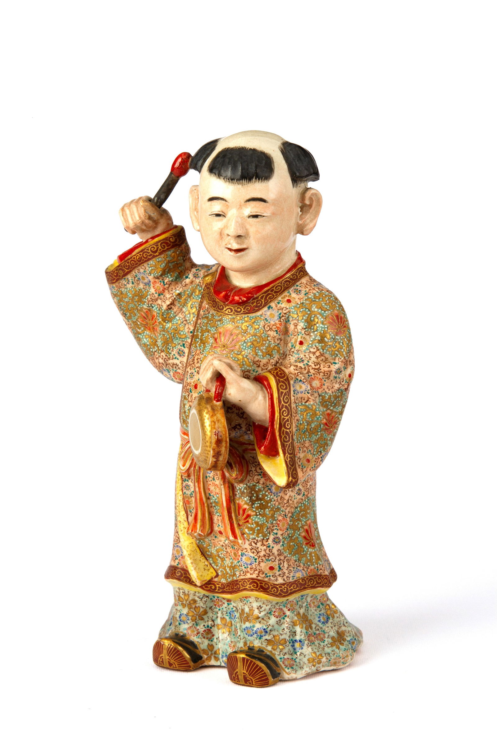 Sculpture "CHILD PERCUSSIONIST": Satsuma porcelain sculpture depicting "BOY PERCUSSIONIST". Japan. Meiji period. 21x11.5x8 cm approx. Scultura in porcellana Satsuma raffigurante "BAMBINO PERCUSSIONISTA". Giappone. Periodo Meiji. 21x1