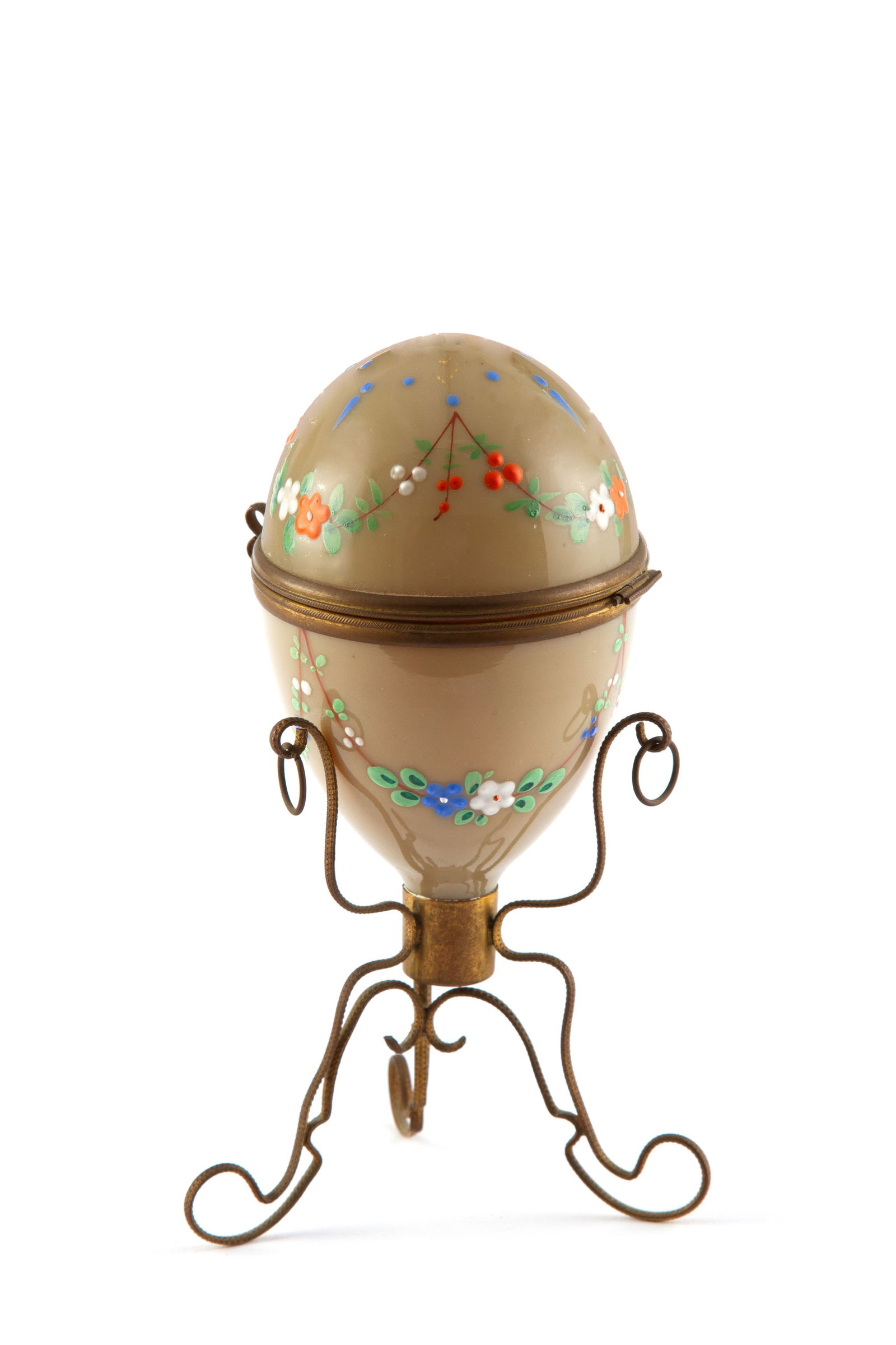 Porcelain egg: Porcelain egg with floral decorations and bronze finish and stand. Slight defect. Height approx. 17 cm. Uovo in porcellana con decori floreali e finiture e supporto in bronzo. Lieve difetto. Alt. 17