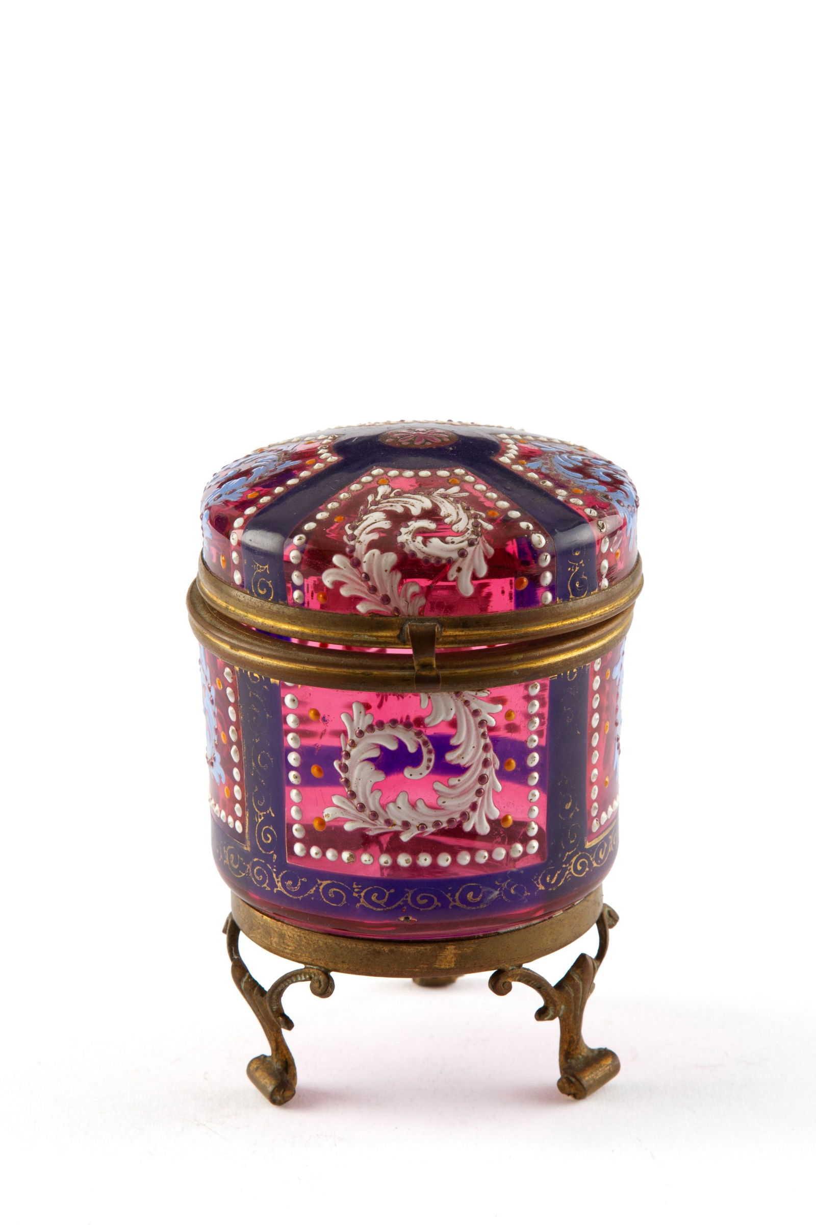 Enamelled glass box: Pink glass box with enamel decorations and a bronze-finished base. 20th century. 12x9.5 cm approx. Scatola in vetro rosa con decori a smalto e base in finiture in bronzo. XX secolo.? 12x9,5 cm ca.