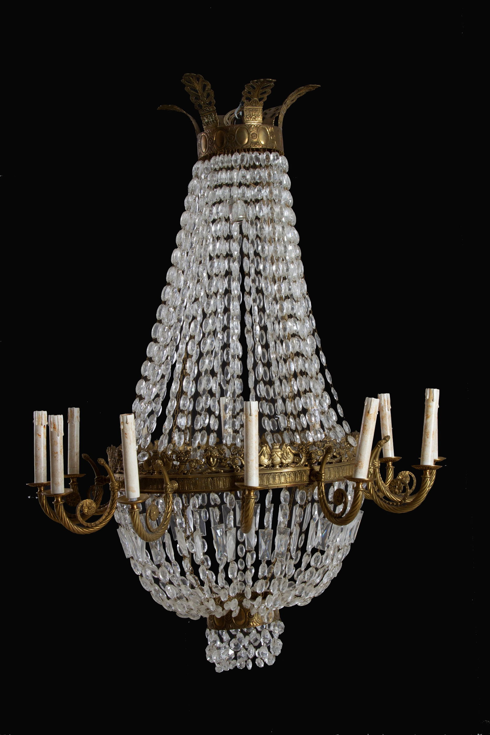 Hot air balloon chandelier: Gilded bronze hot air balloon chandelier with glass drops. 20th century. Signs of wear. 130x90 cm approx. Lampadario a mongolfiera in bronzo dorato con gocce in vetro. XX secolo. Segni di usura del