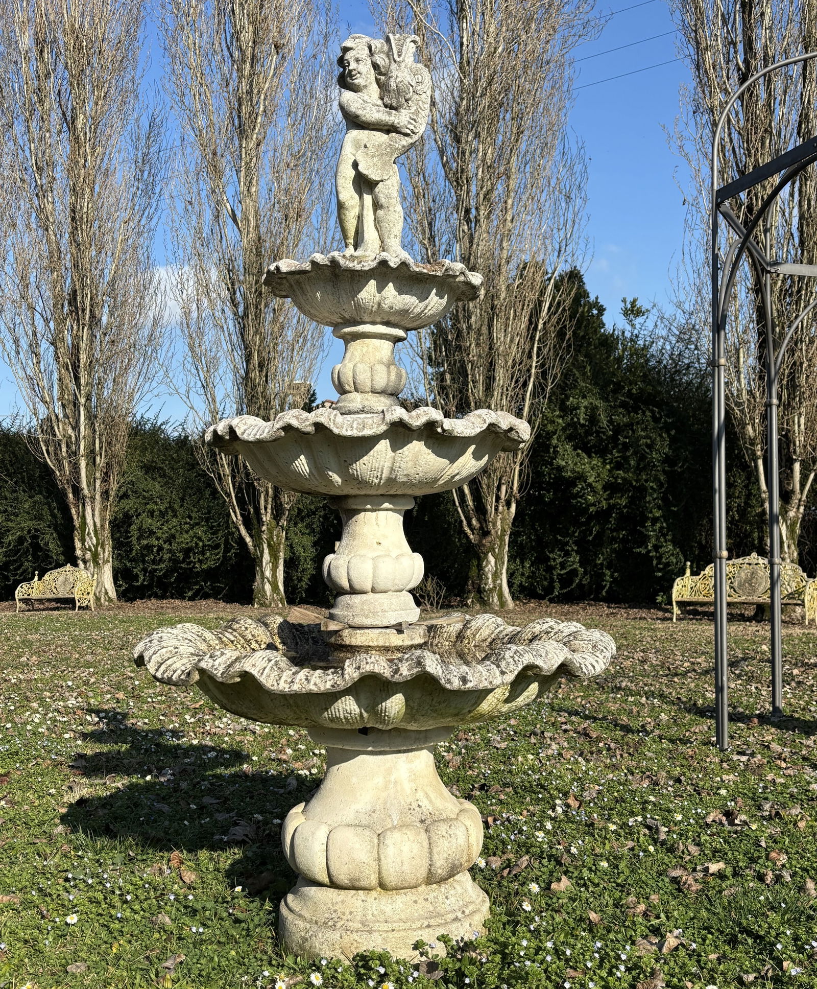 Fountain: Fountain in agglomerate stone with cherub. Height approx. 180 cm. Fontana in agglomerato di pietra con putto. Alt. 180 cm ca.