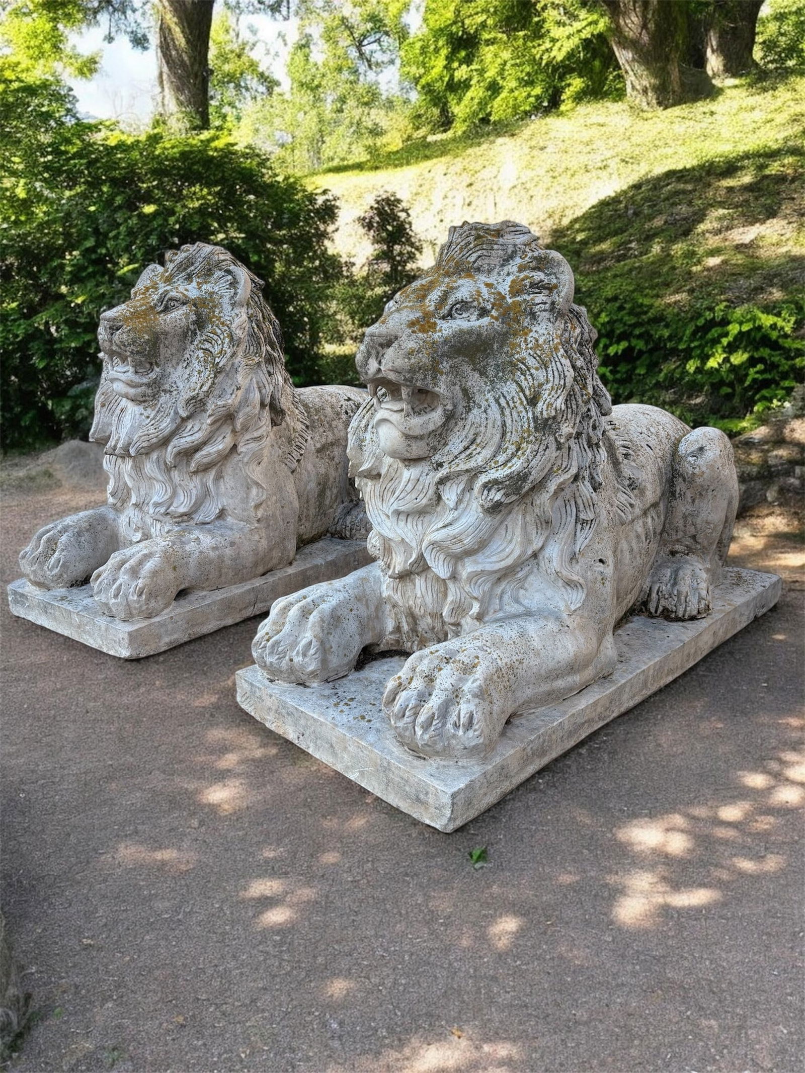 Pair of "LIONS": Pair of travertine sculptures depicting "LIONS". 85x125x55 cm approx. Coppia di sculture in travertino raffiguranti "LEONI". 85x125x55 cm ca.