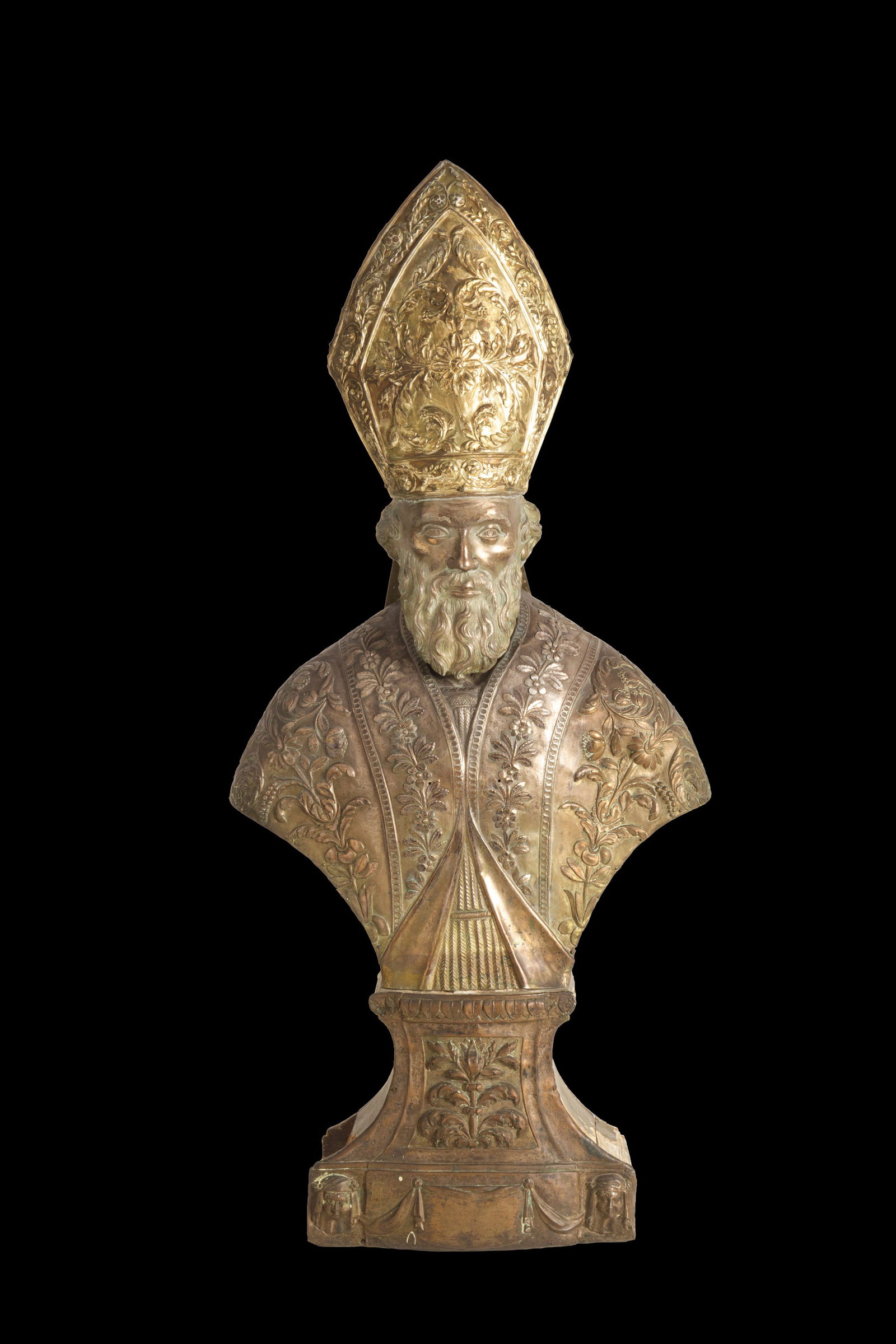 Metal bust "BISHOP": Finely embossed, silvered, and gilded copper bust depicting "BISHOP". 18th century. Minor defects. Height approx. 126 cm. Busto in rame finemente sbalzato, argentato e dorato raffigurante "VESCOVO".