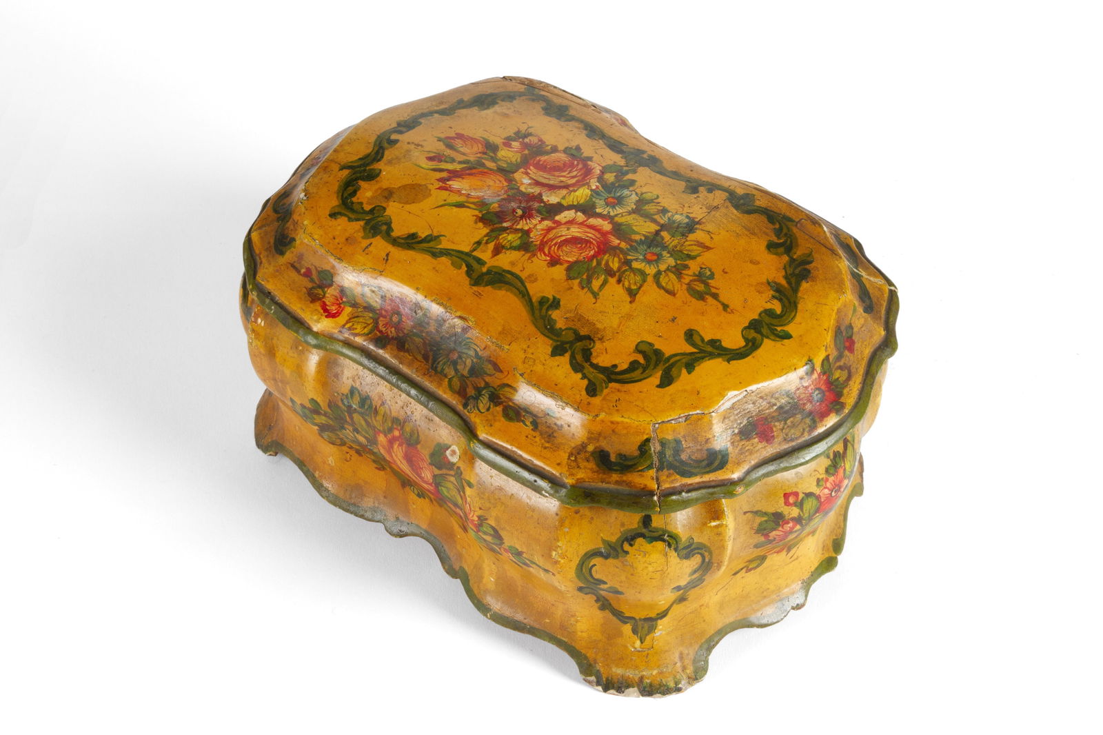 Lacquered wooden box: Curved lacquered wooden box with floral motifs. Venice. Late 18th-early 19th century. Defects and cracks. 26x18.5x12 cm approx. Scatoletta bombata in legno laccato a motivi floreali. Venezia. Fine