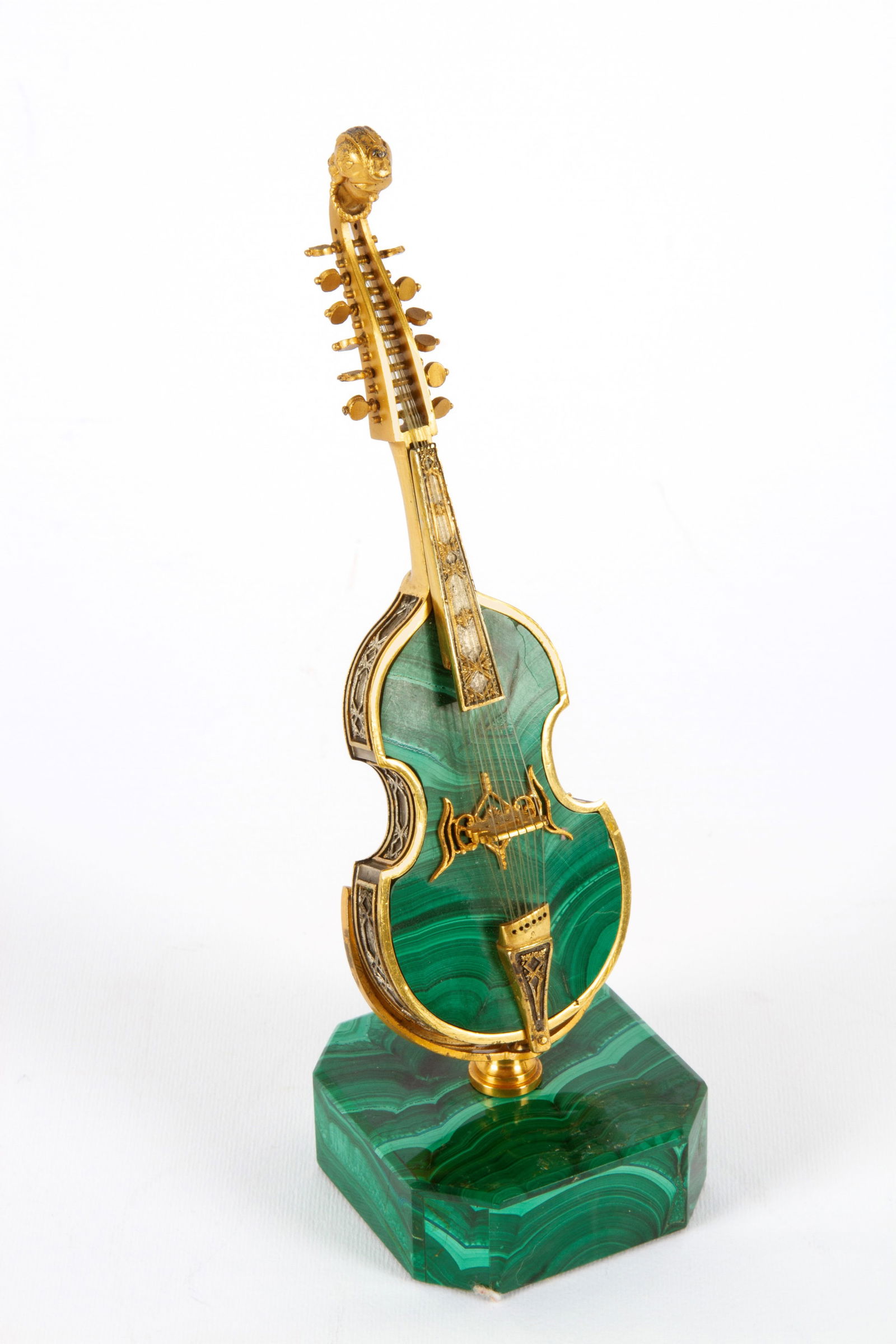 Model of a viola da gamba in malachite and silver: Model of a viola da gamba in malachite and finely chiseled and gilded silver. Malachite base. 20th century. Height approx. 18.5 cm. Modellino di viola da gamba in malachite e argento finemente cesella