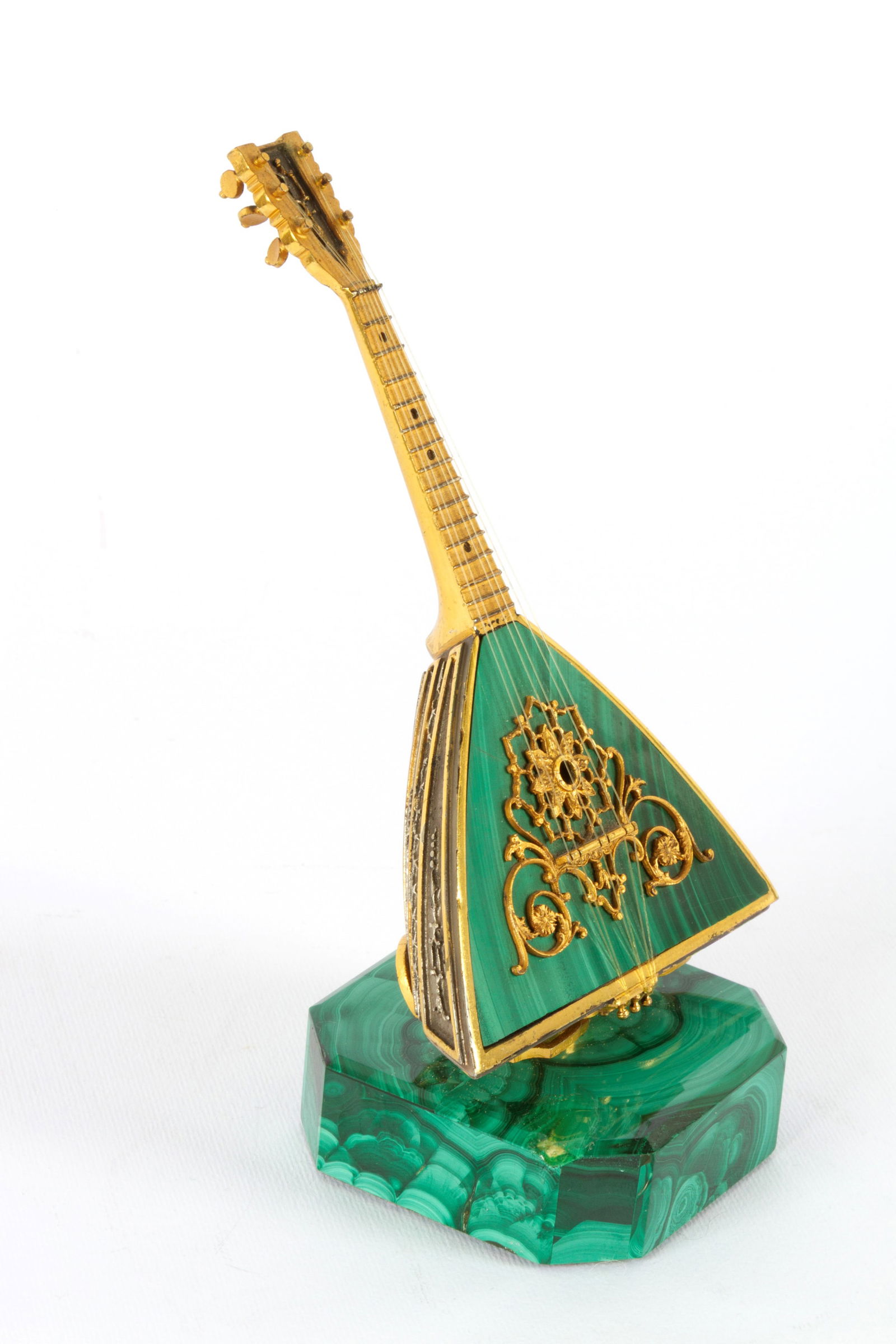Malachite and silver balalaika model: Model of a balalaika in malachite and finely chiseled and gilded silver. Malachite base. 20th century. Minor defects. Height approx. 14 cm. Modellino di balalaika in malachite e argento finemente