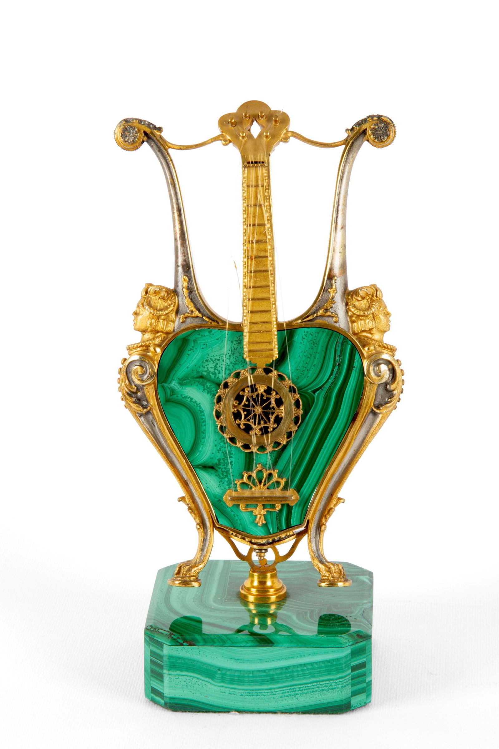 Malachite and silver zither model: Model of a zither in malachite and finely chiseled and gilded silver. Malachite base. 20th century. Height approx. 15 cm. Modellino di cetra in malachite e argento finemente cesellato e dorato. Base i
