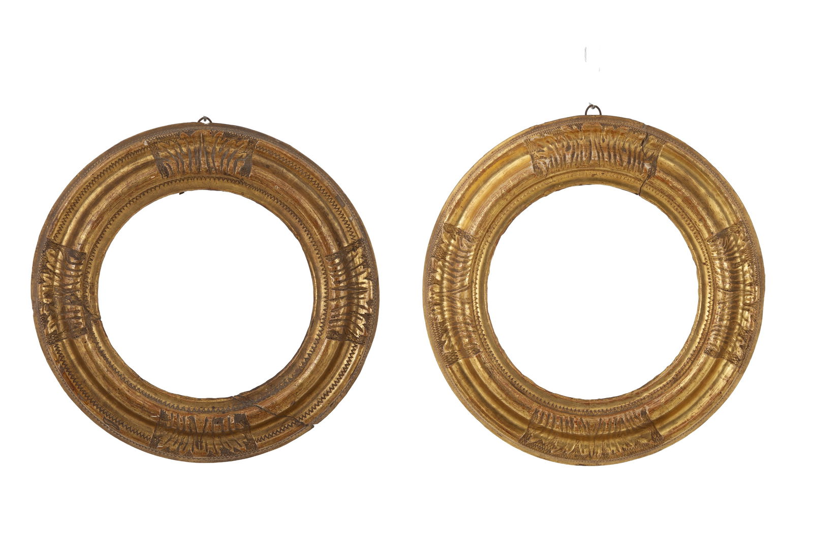 Pair of wooden frames: Pair of carved and gilded wooden frames. 19th century. Defects. Diam. 45 cm approx. Coppia di cornici in legno intagliato e dorato. XIX secolo. Difetti. Diam. 45 cm ca.