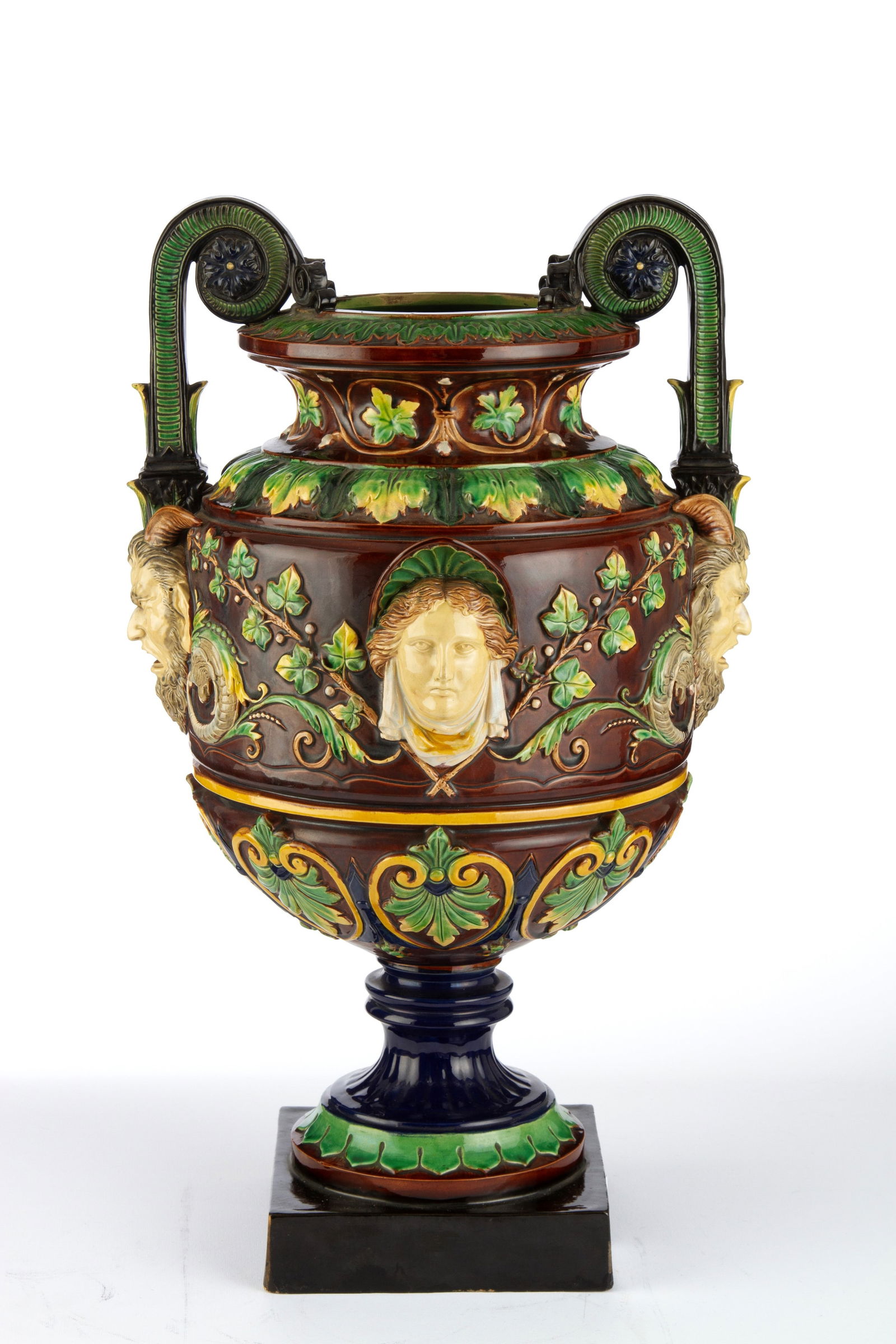 Two-handled amphora: Two-handled majolica amphora, painted and decorated with masks and leaves. 19th century. 47x27 cm approx. Anfora biansata in maiolica dipinta e decorata con mascheroni e foglie. XIX secolo.? 47x27 cm