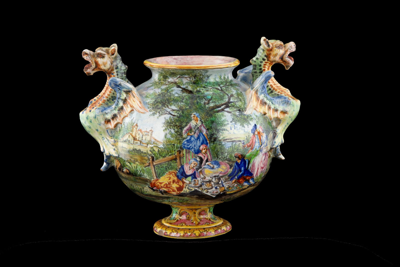 Vase with handles. MINGHETTI: Painted ceramic vase with dragon-shaped handles. MINGHETTI manufacture. Marked on the bottom. Early 20th century. 24x30x22 cm approx. Vaso con anse a forma di drago in ceramica dipinta. Manifattura