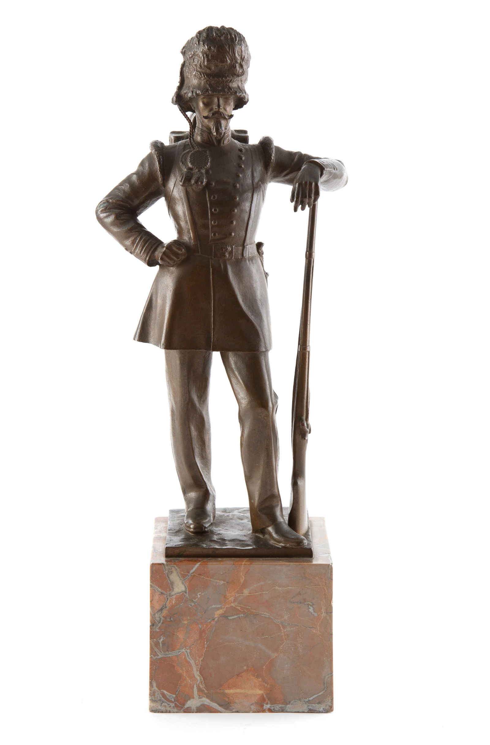 Bronze sculpture "SOLDIER OF THE SARDINIAN GRENADIERS": Patinated bronze sculpture depicting a "SOLDIER OF THE SARDINIAN GRENADIERS." Marble base. 20th century. Height approx. 50 cm. Scultura in bronzo patinato raffigurante "SOLDATO DEI GRANATIERI DI