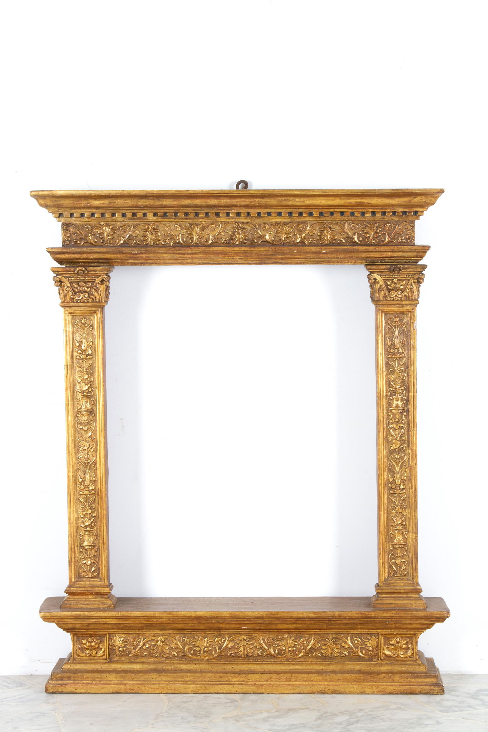 Wooden frame: Sansovino-style frame in carved and gilded wood. Early 20th century. Minor defects. 118x96x17 cm approx. Cornice in stile Sansovino in legno intagliato e dorato. Inizi XX secolo. Lievi difetti. 118x96