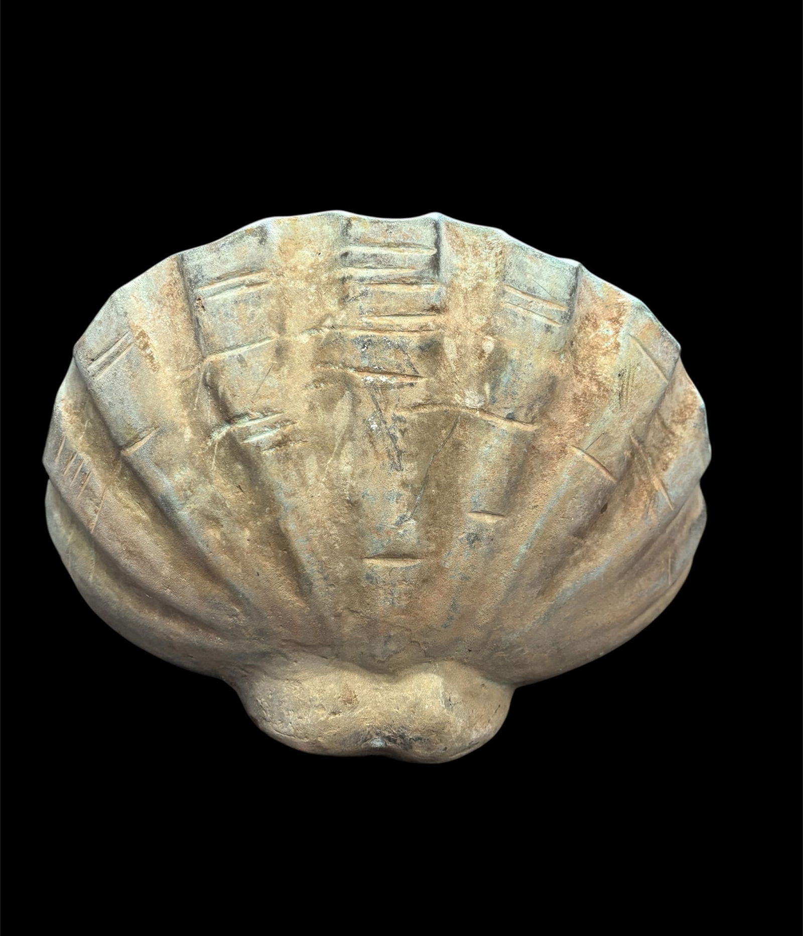 Holy water stoup: Bronze wall-mounted holy water stoup. 15x36 cm approx. Acquasantiera da muro in bronzo. 15x36 cm ca.