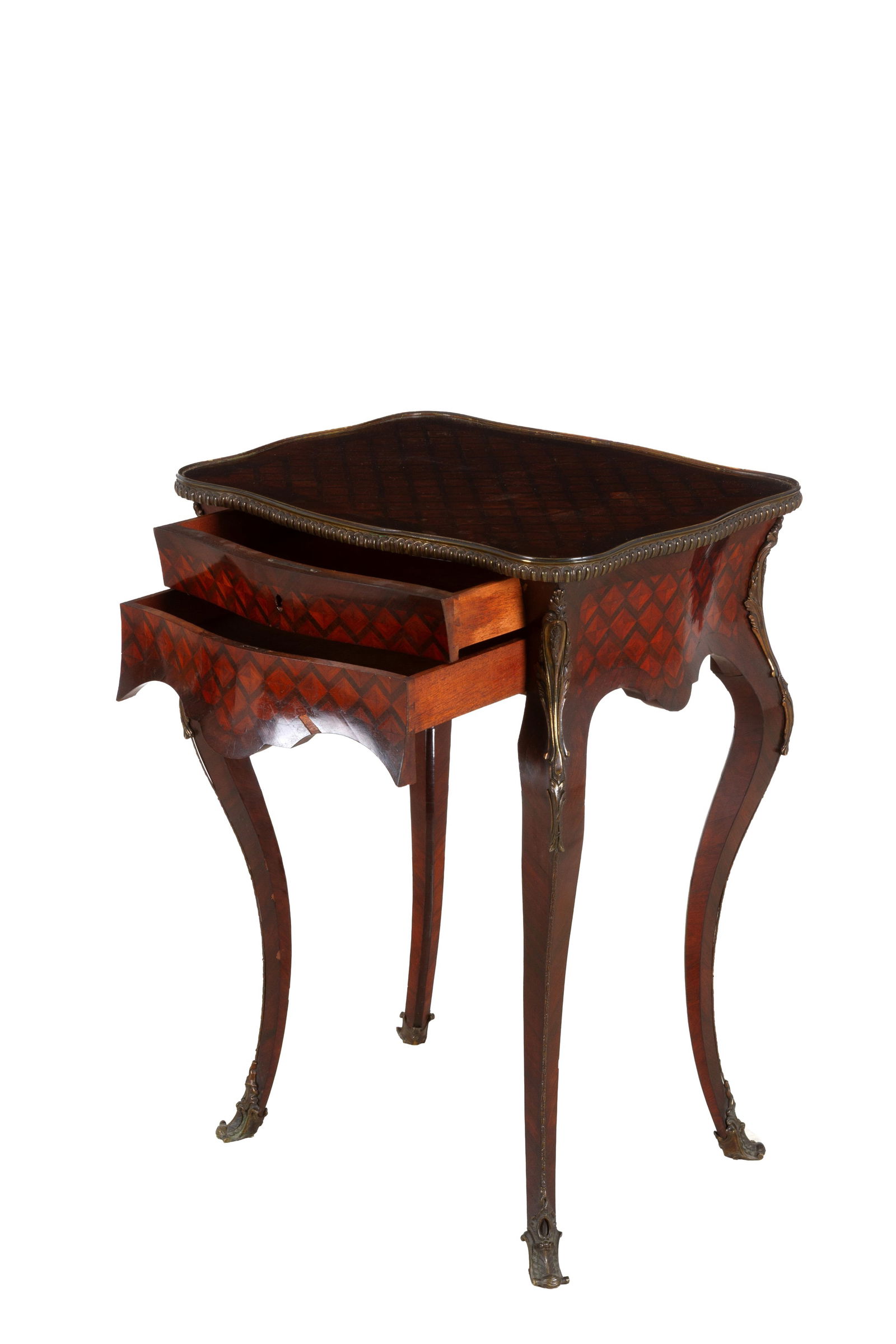 Veneered coffee table: A small table veneered in various woods with a marquetry pattern, two drawers on the side with gilded bronze fittings. Napoleon III period. Defects. 75x54.5x44.5 cm approx. Tavolino lastronato in legn