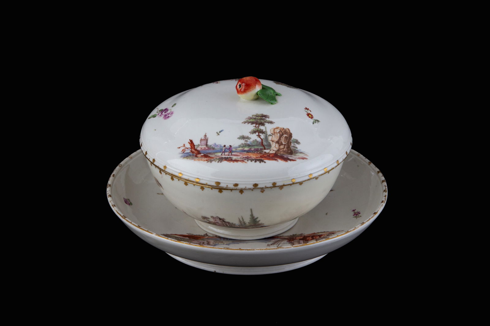 Maternity cup: Porcelain maternity cup decorated with landscapes and architecture. LUDWIGSBURG manufacture. Marked on the bottom. 18th century. 13x22 cm approx. Tazza da puerpera in porcellana con decori di vedute