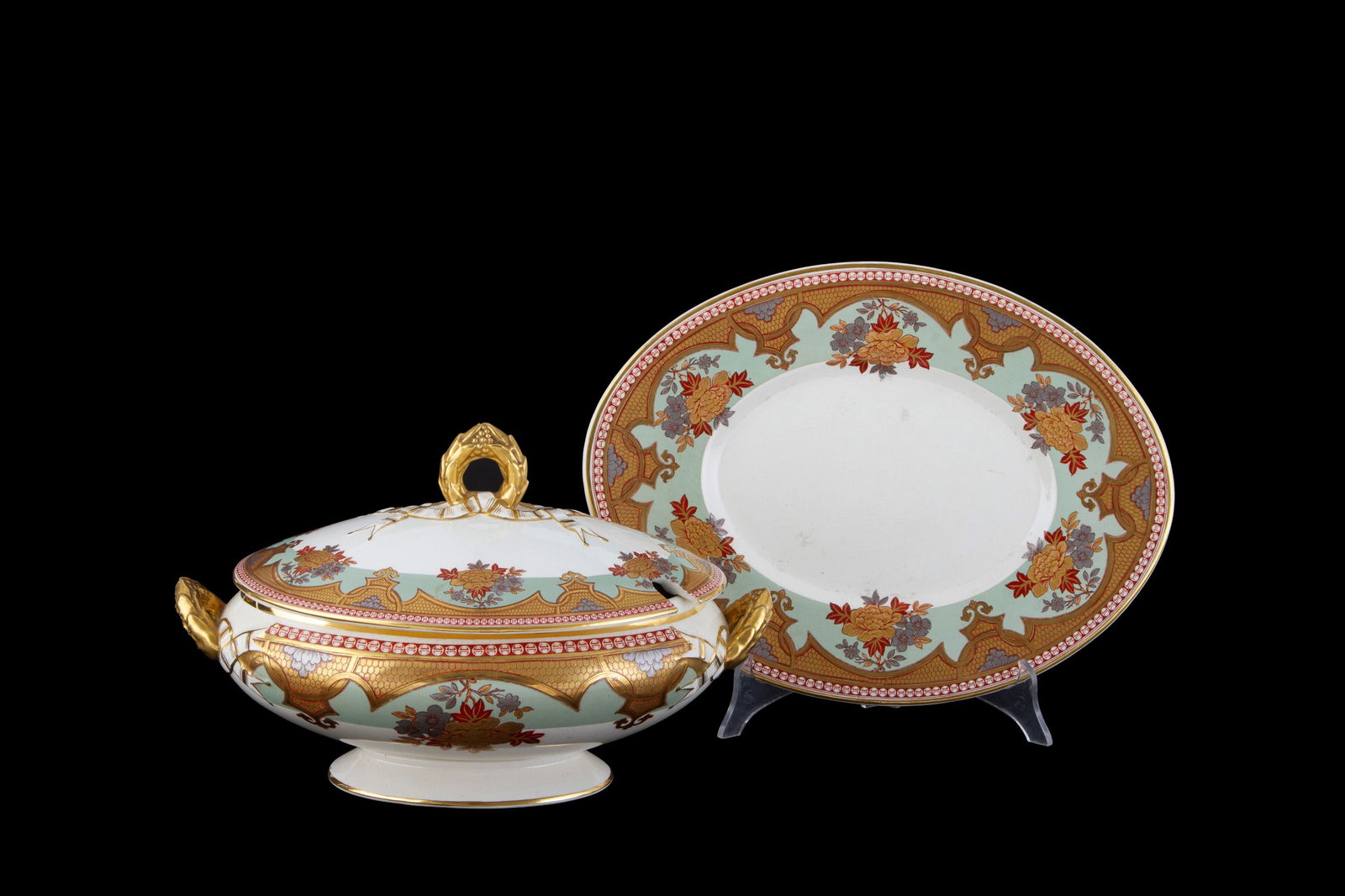 Soup bowl with tray: Porcelain soup bowl and tray with pure gold decorations and floral motifs. Marked WM FAIRBAIRNS & SONS on the bottom. Late 19th century. 20x35 cm approx. Zuppiera con vassoio in porcellana con decori