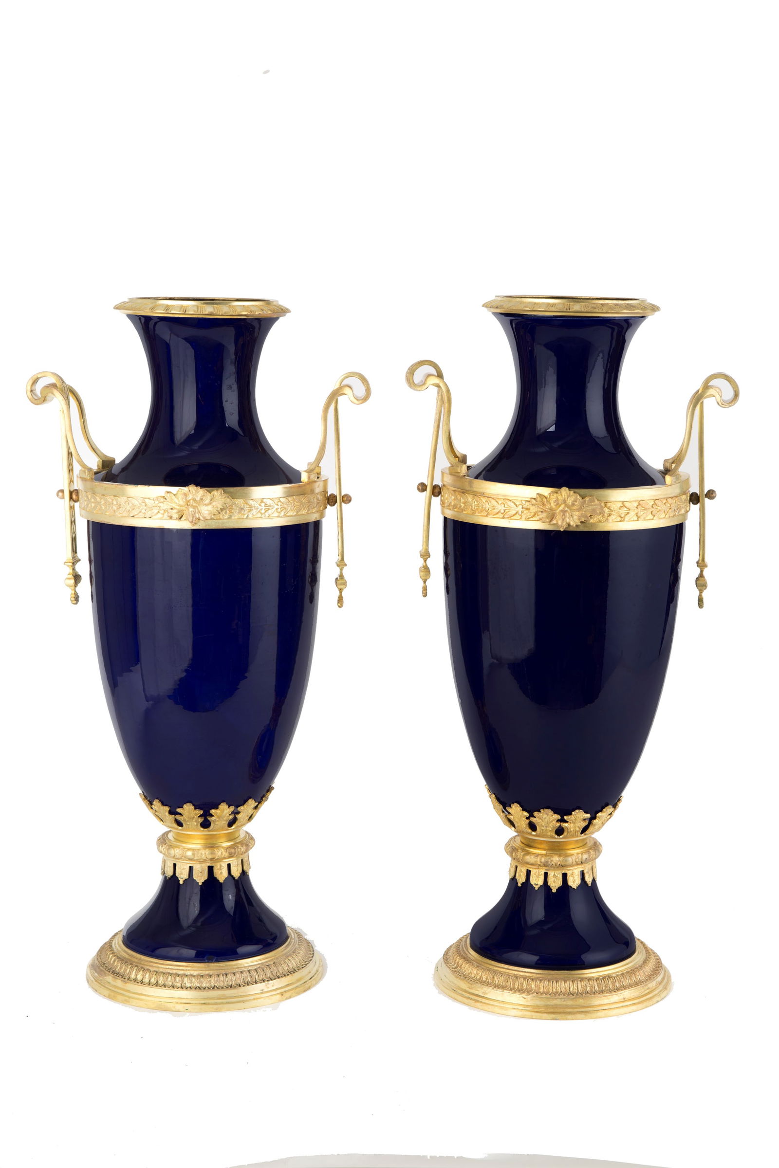 Pair of blue vases: Pair of cobalt blue ceramic vases with elegant chiseled and gilded bronze finishes. France. Late 19th century. Minor defects. 58x30x20 cm approx. Coppia di vasi in ceramica blu cobalto con eleganti