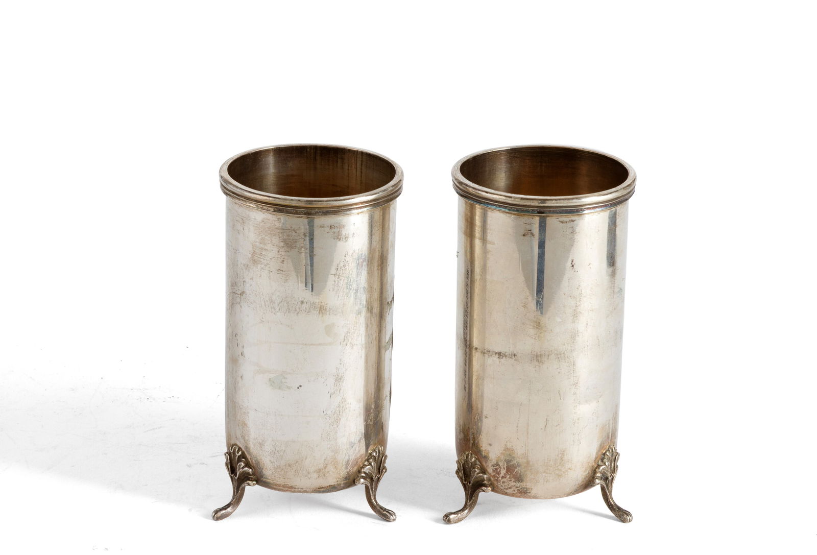 Two 800 silver breadstick holders: Two 800 silver breadstick holders, approx. 350 grams total. Silversmith UGO REPOSSI, Valenza. Hallmarks on the bottom. 20th century. Height approx. 12.5 cm. Due portagrissini in argento 800, gr. 350